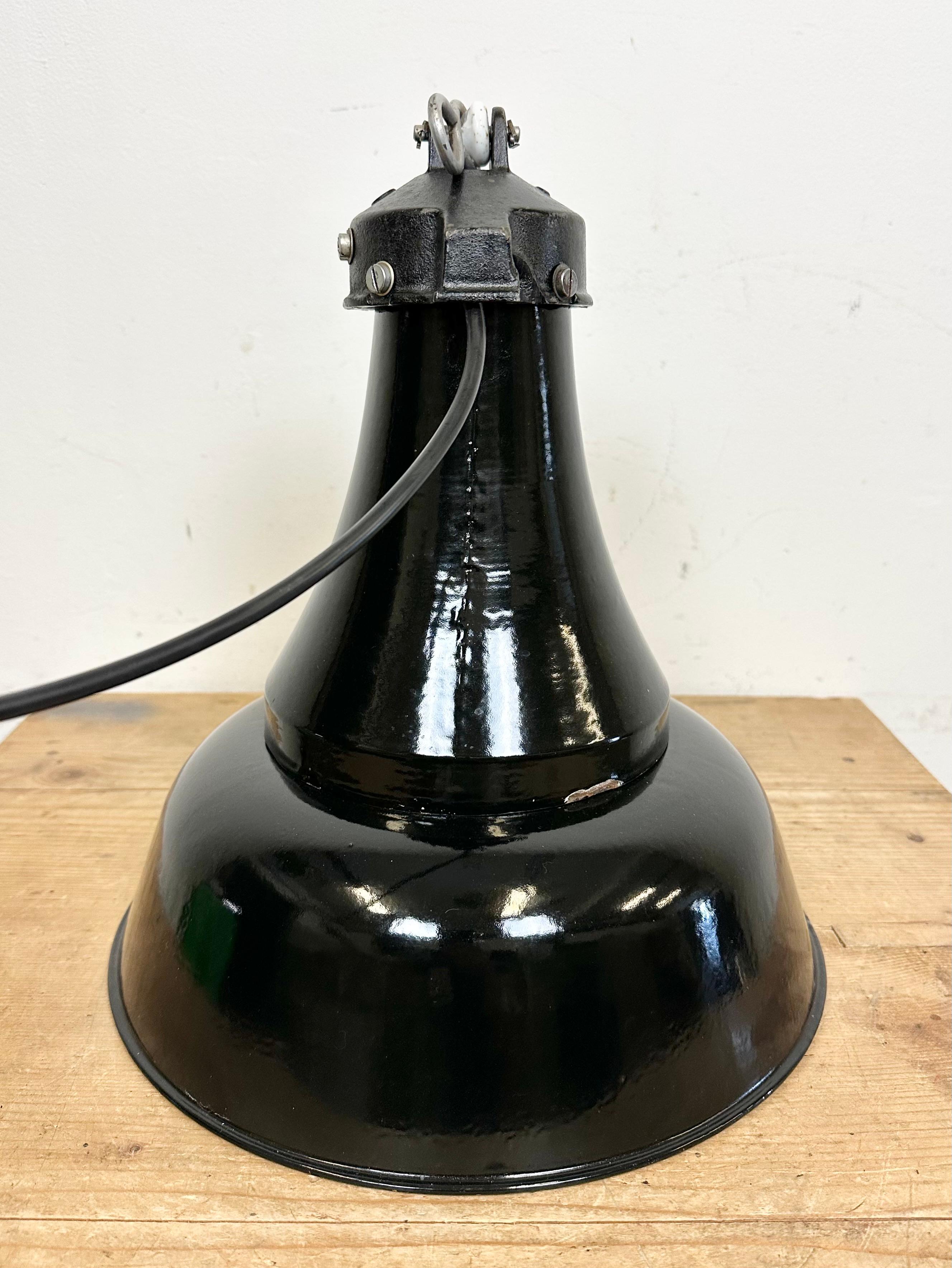Lampe suspendue industrielle Bauhaus en émail noir, années 1930 en vente 10