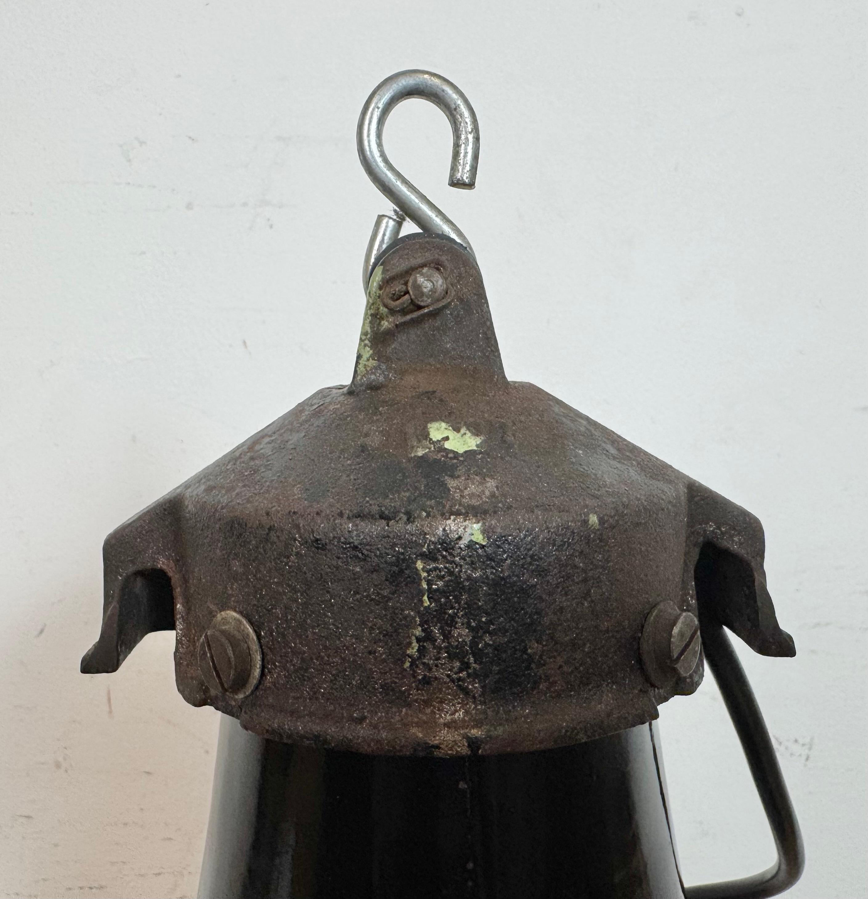 Lampe suspendue industrielle en émail noir Bauhaus, années 1930 en vente 11