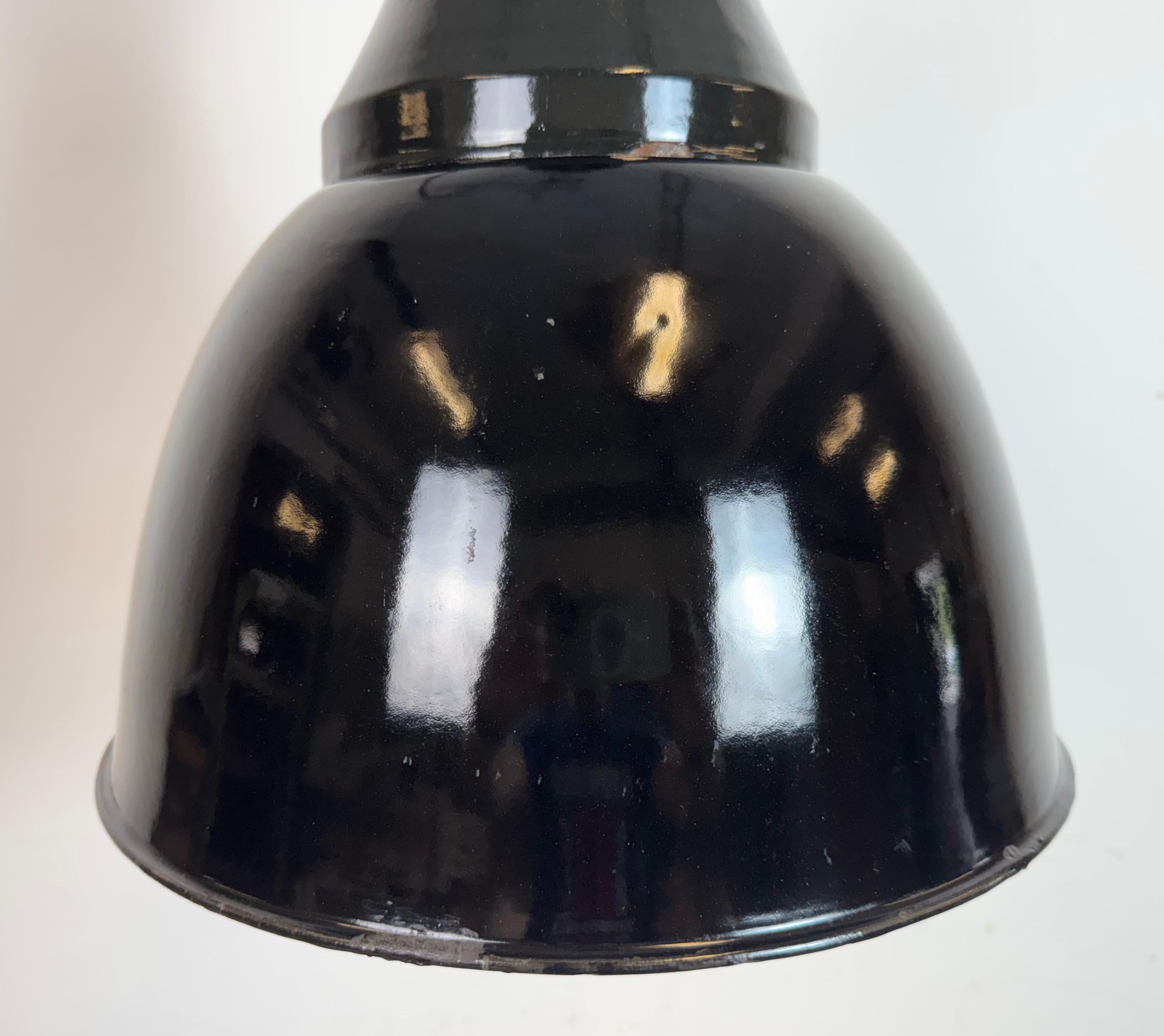 Tchèque Lampe suspendue industrielle en émail noir Bauhaus, années 1930 en vente