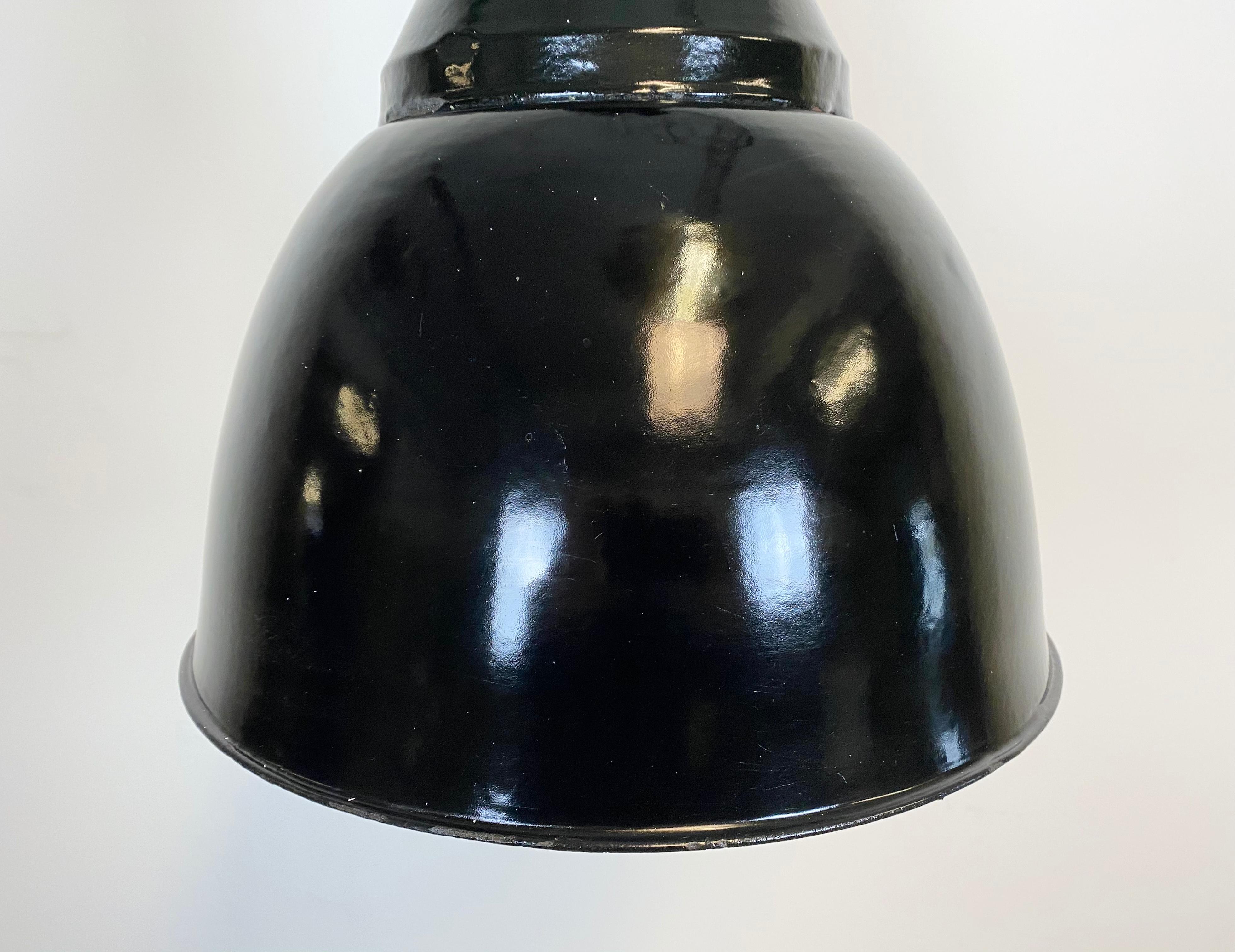 Lampe suspendue industrielle Bauhaus en émail noir, années 1930 Bon état - En vente à Kojetice, CZ