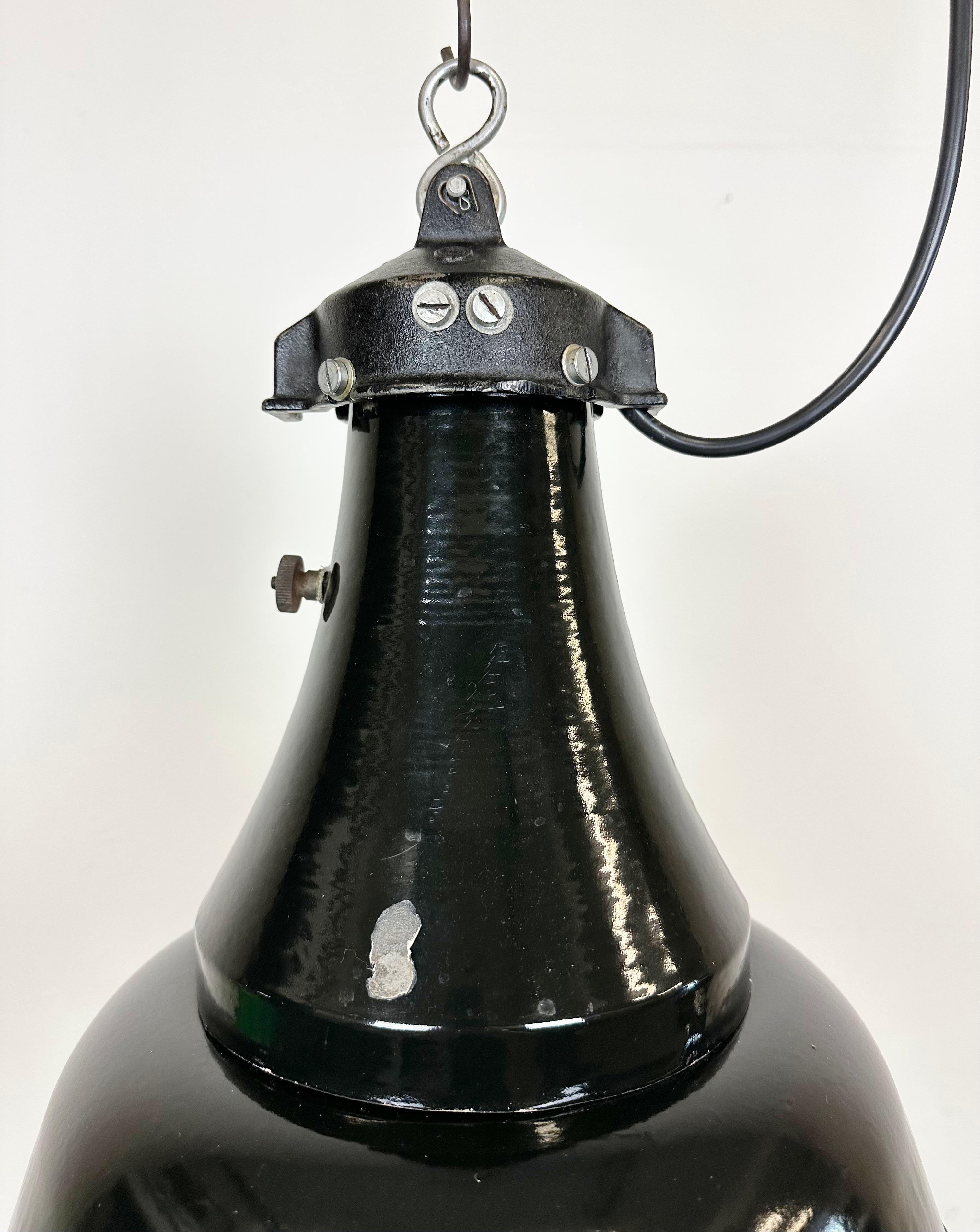 Tchèque Lampe suspendue industrielle Bauhaus en émail noir, années 1930 en vente