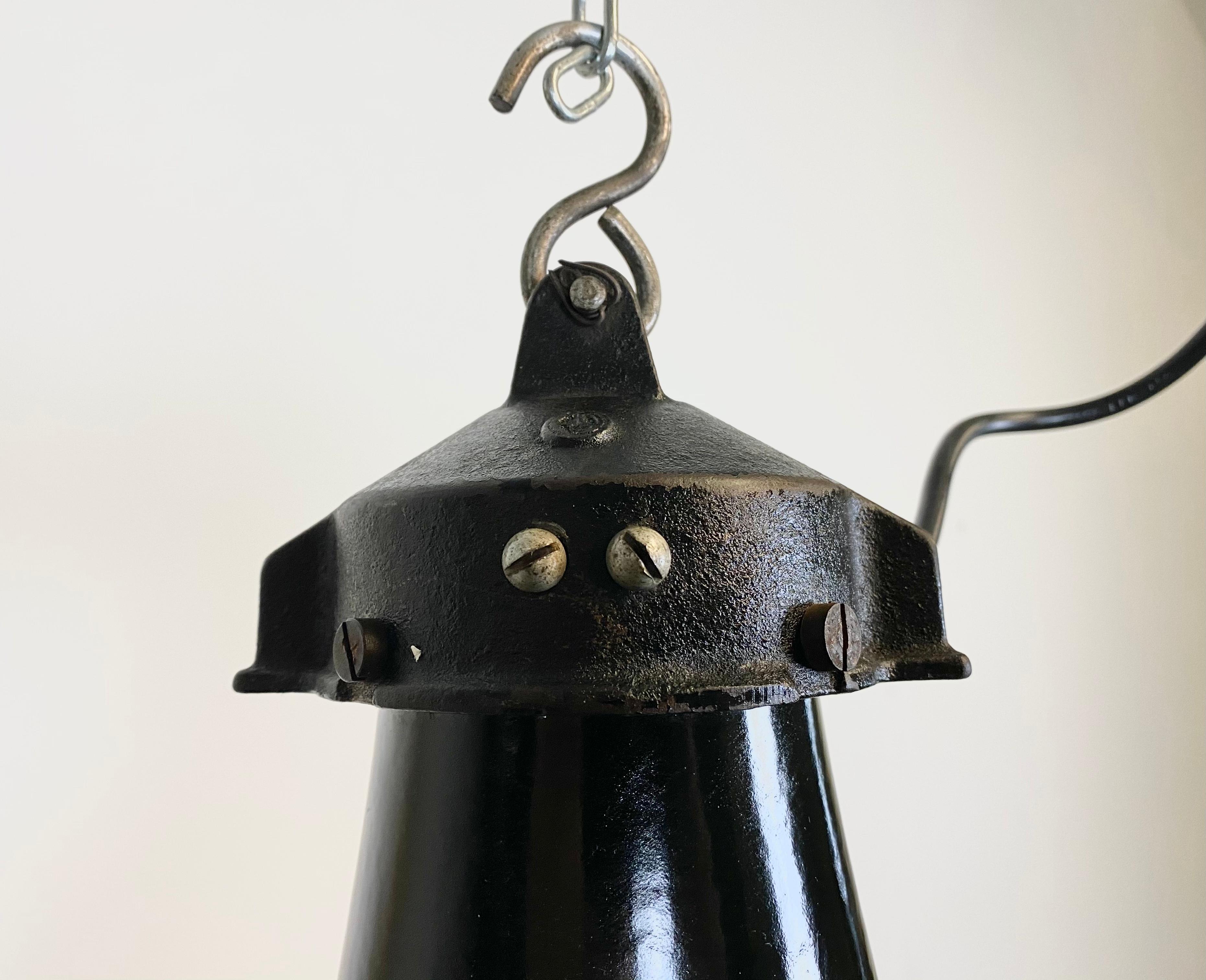 20ième siècle Lampe suspendue industrielle Bauhaus en émail noir, années 1930 en vente