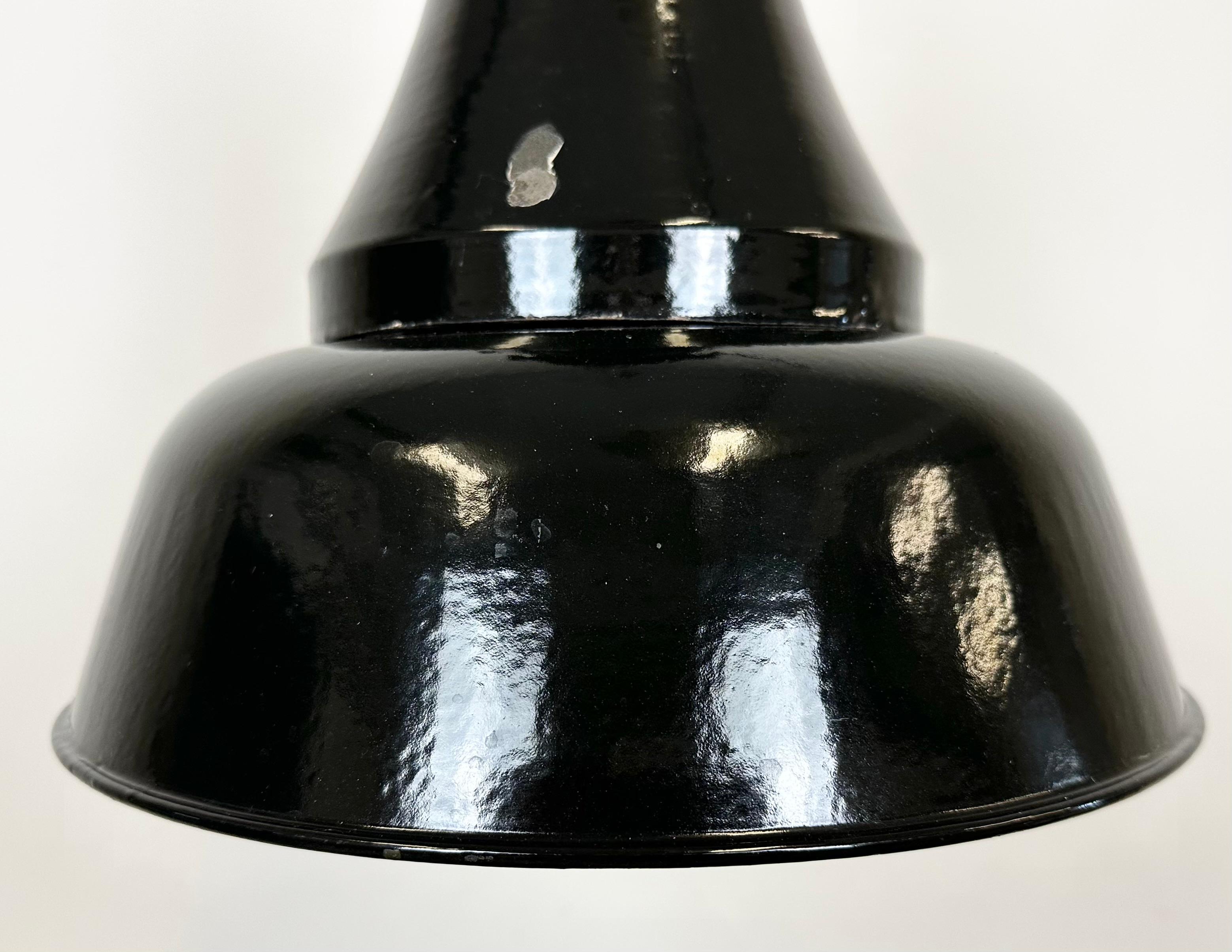 Moulage Lampe suspendue industrielle Bauhaus en émail noir, années 1930 en vente