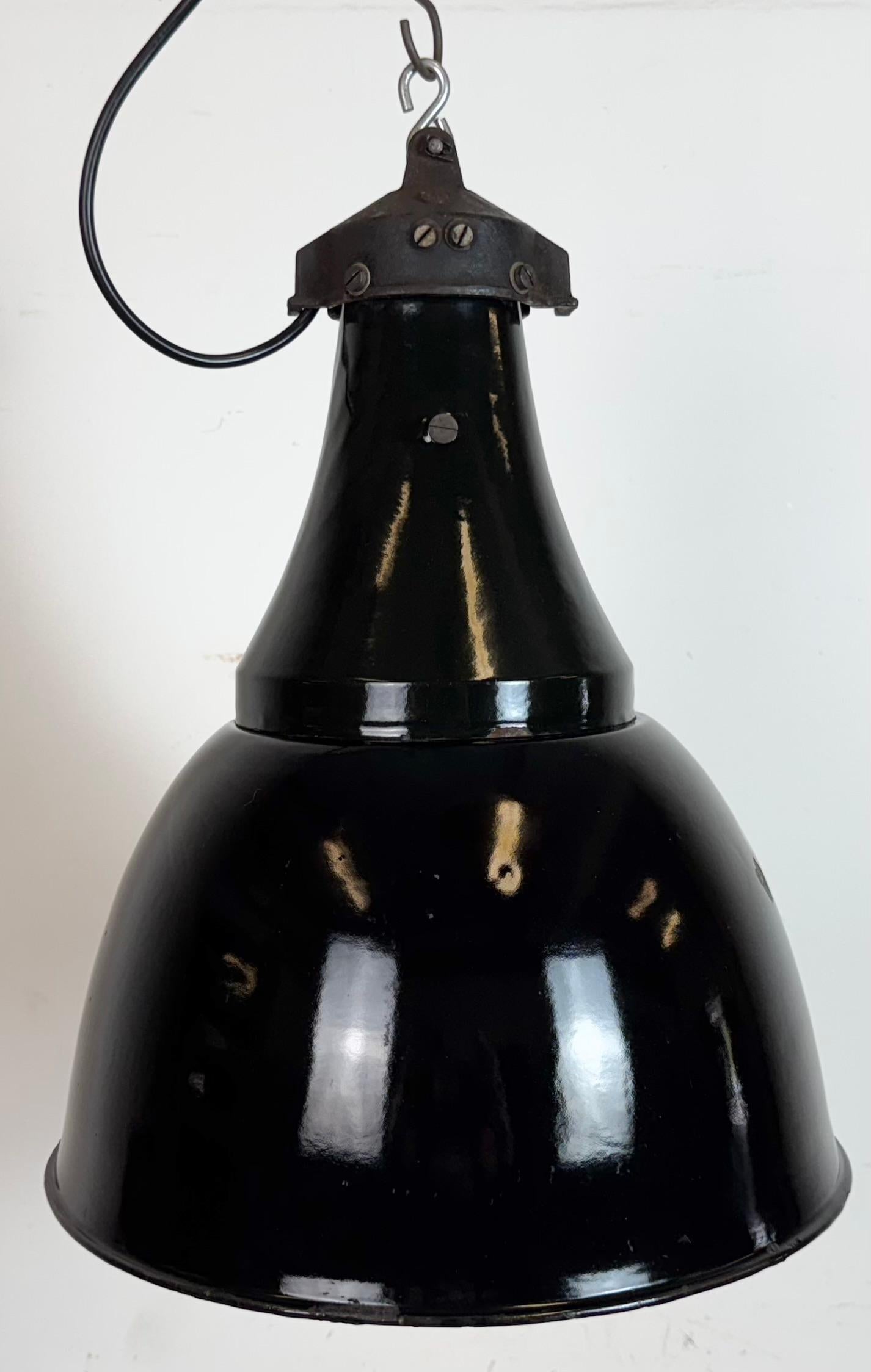 Lampe suspendue industrielle en émail noir Bauhaus, années 1930 Bon état - En vente à Kojetice, CZ