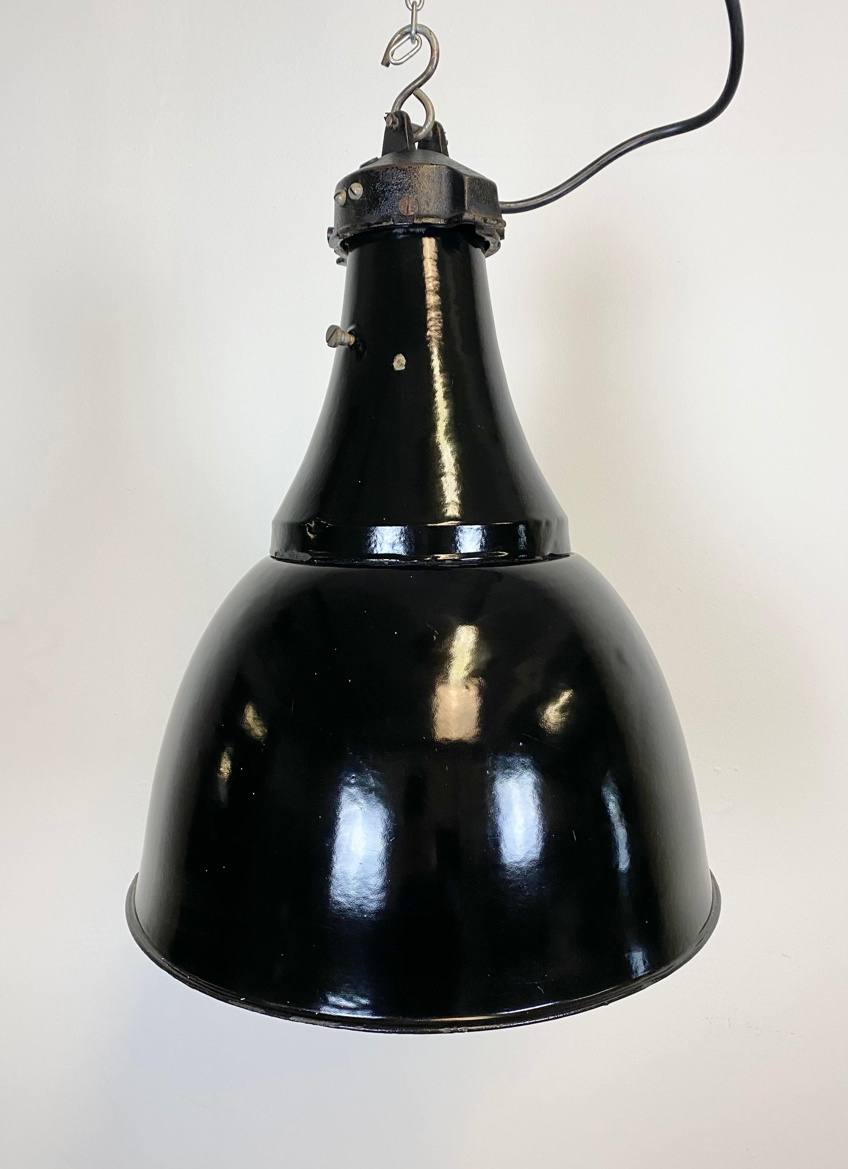Émail Lampe suspendue industrielle Bauhaus en émail noir, années 1930 en vente