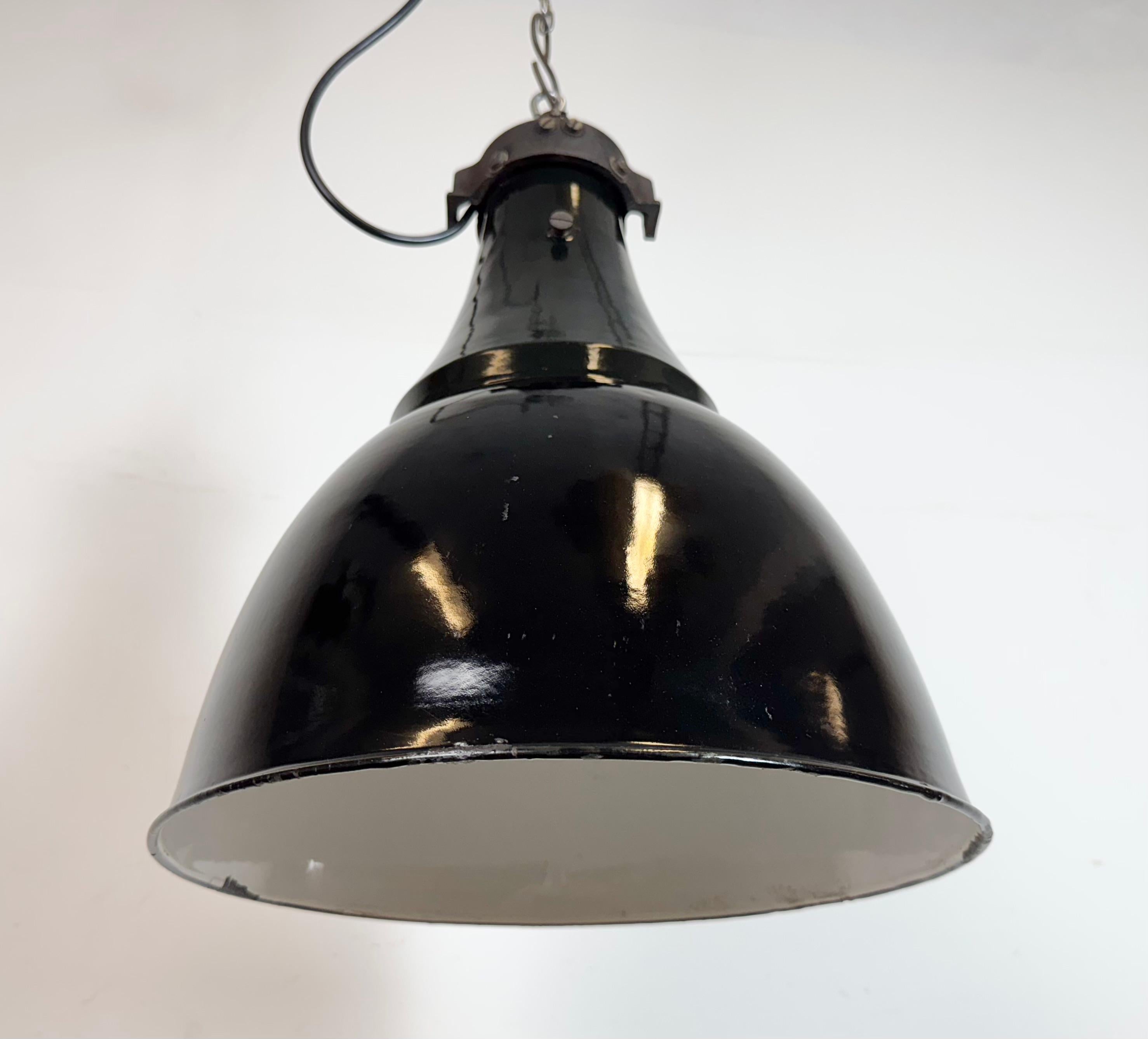 20ième siècle Lampe suspendue industrielle en émail noir Bauhaus, années 1930 en vente