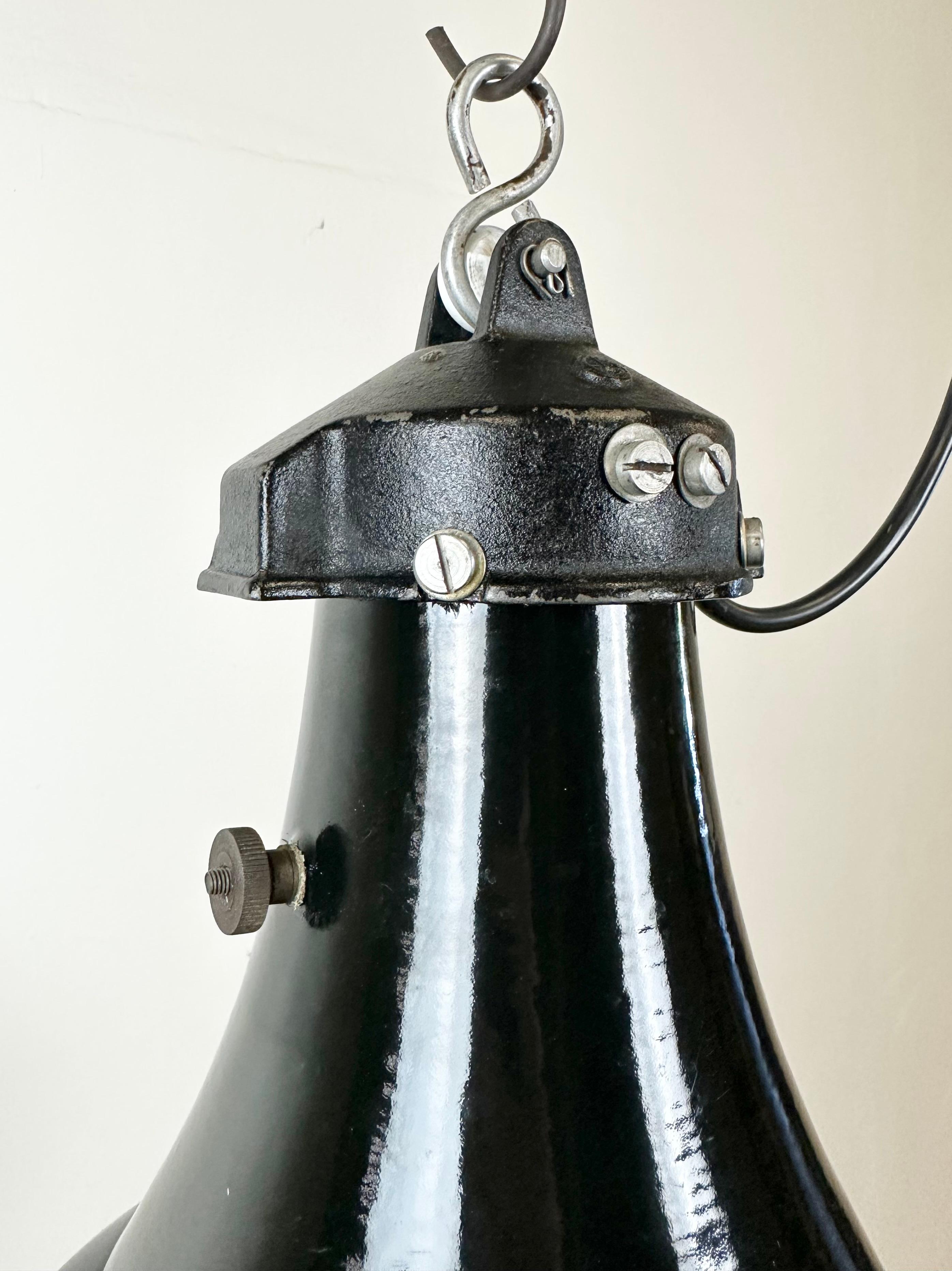 20ième siècle Lampe suspendue industrielle Bauhaus en émail noir, années 1930 en vente