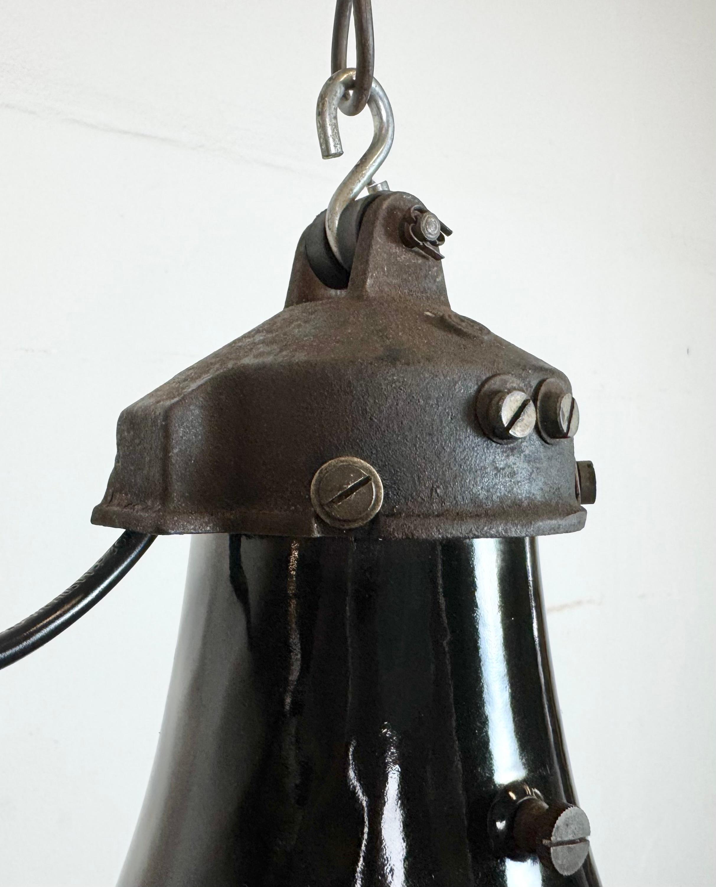 Émail Lampe suspendue industrielle en émail noir Bauhaus, années 1930 en vente