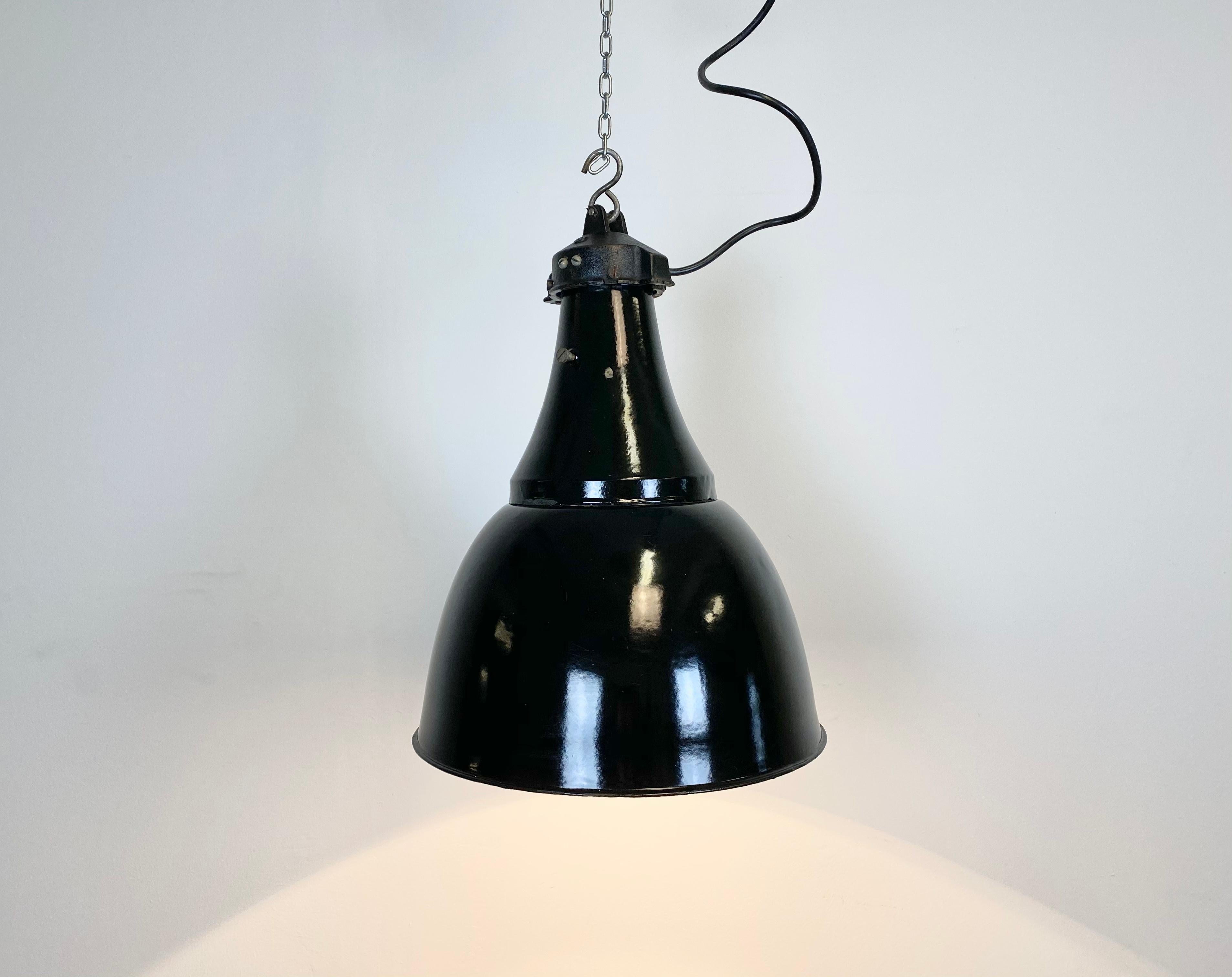 Lampe suspendue industrielle Bauhaus en émail noir, années 1930 en vente 2