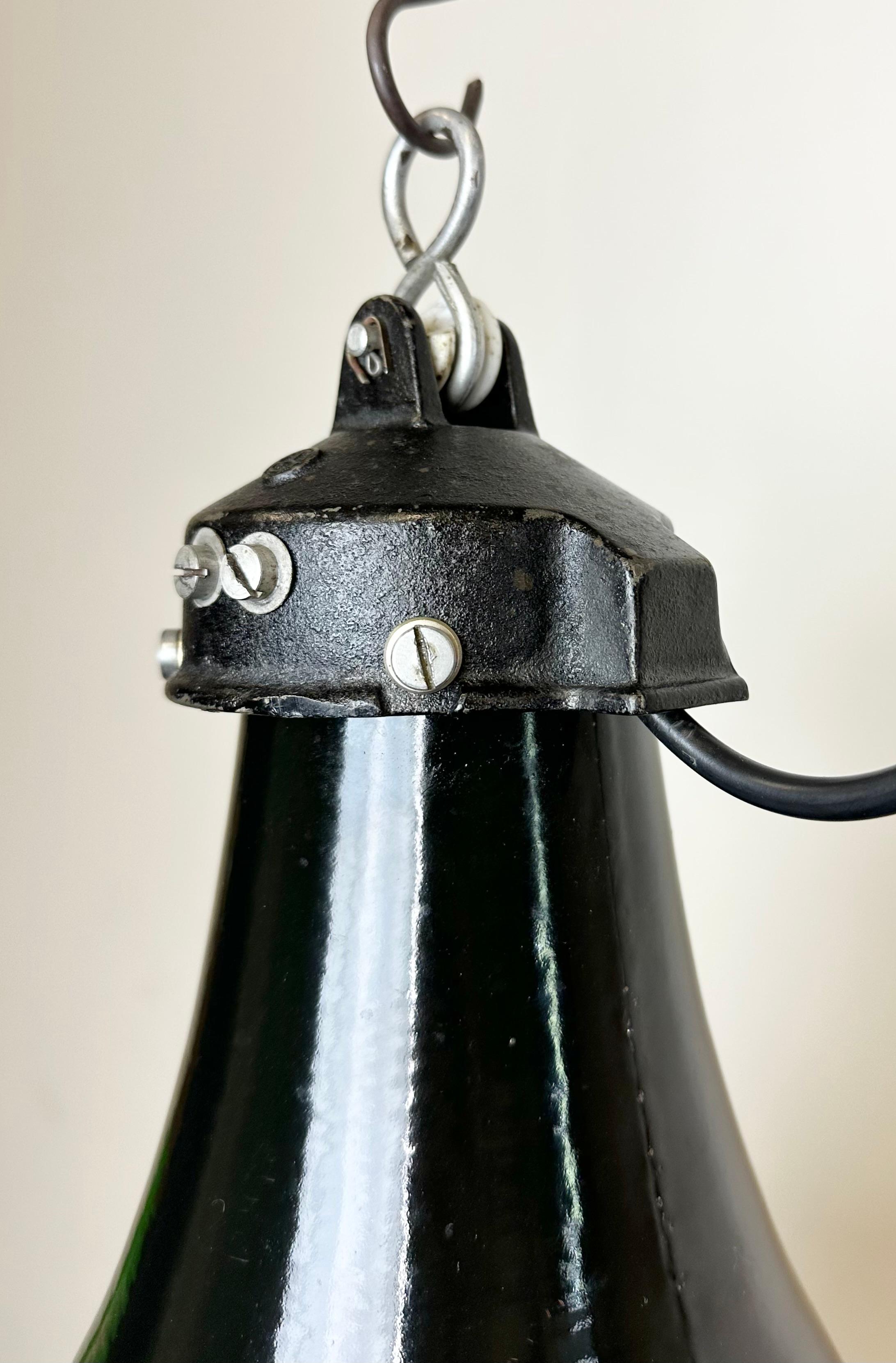 Émail Lampe suspendue industrielle Bauhaus en émail noir, années 1930 en vente