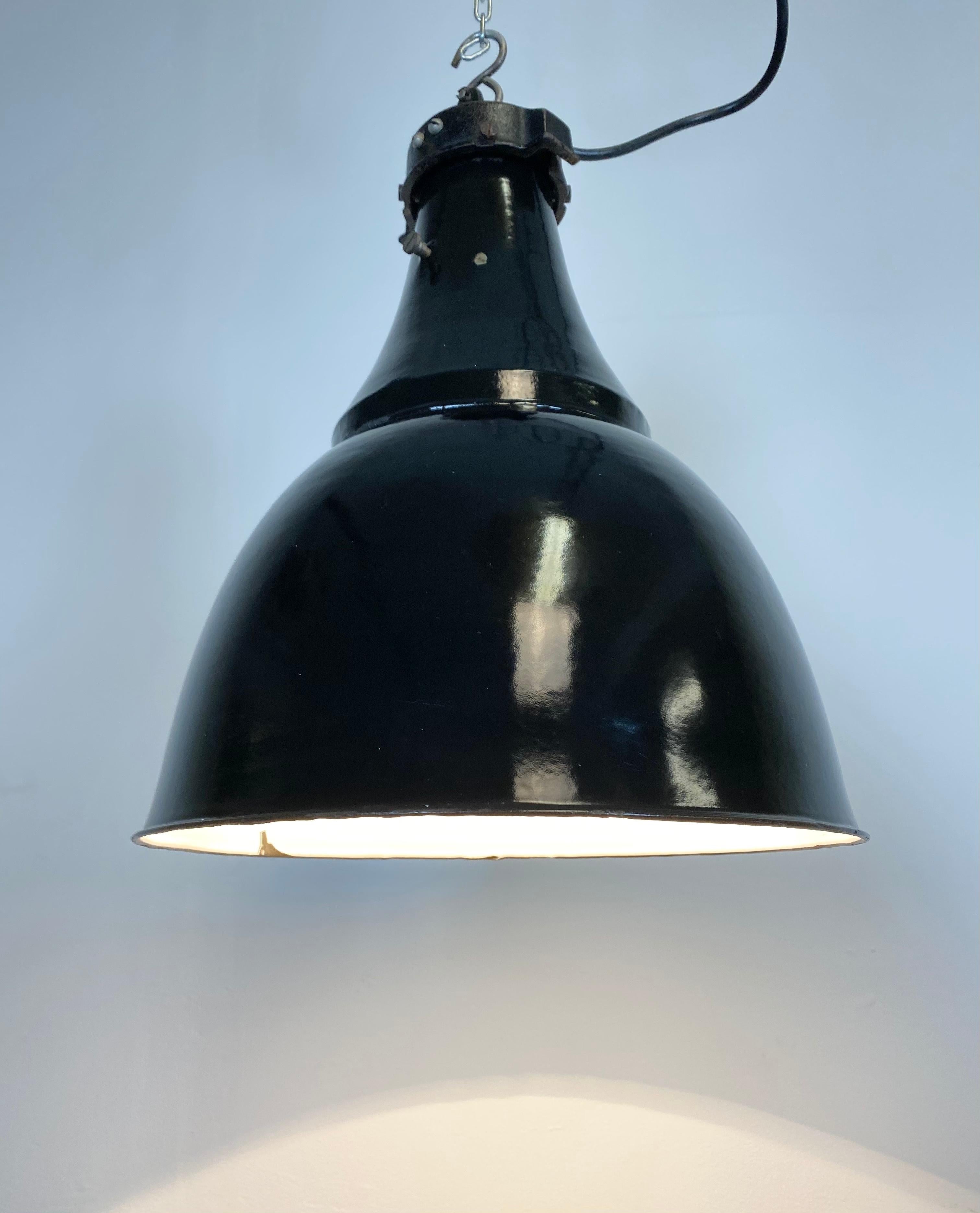 Lampe suspendue industrielle Bauhaus en émail noir, années 1930 en vente 3