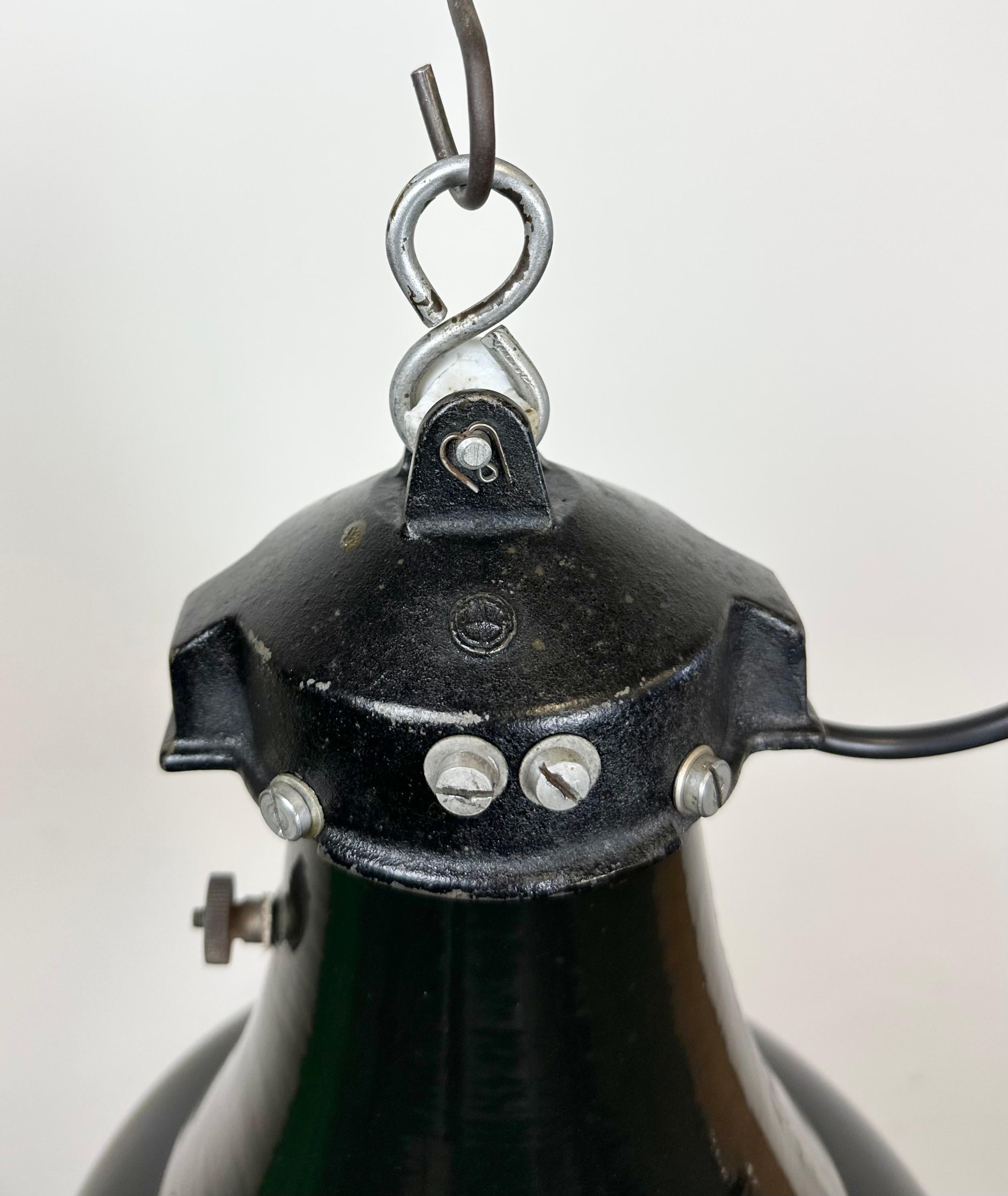 Lampe suspendue industrielle Bauhaus en émail noir, années 1930 en vente 1
