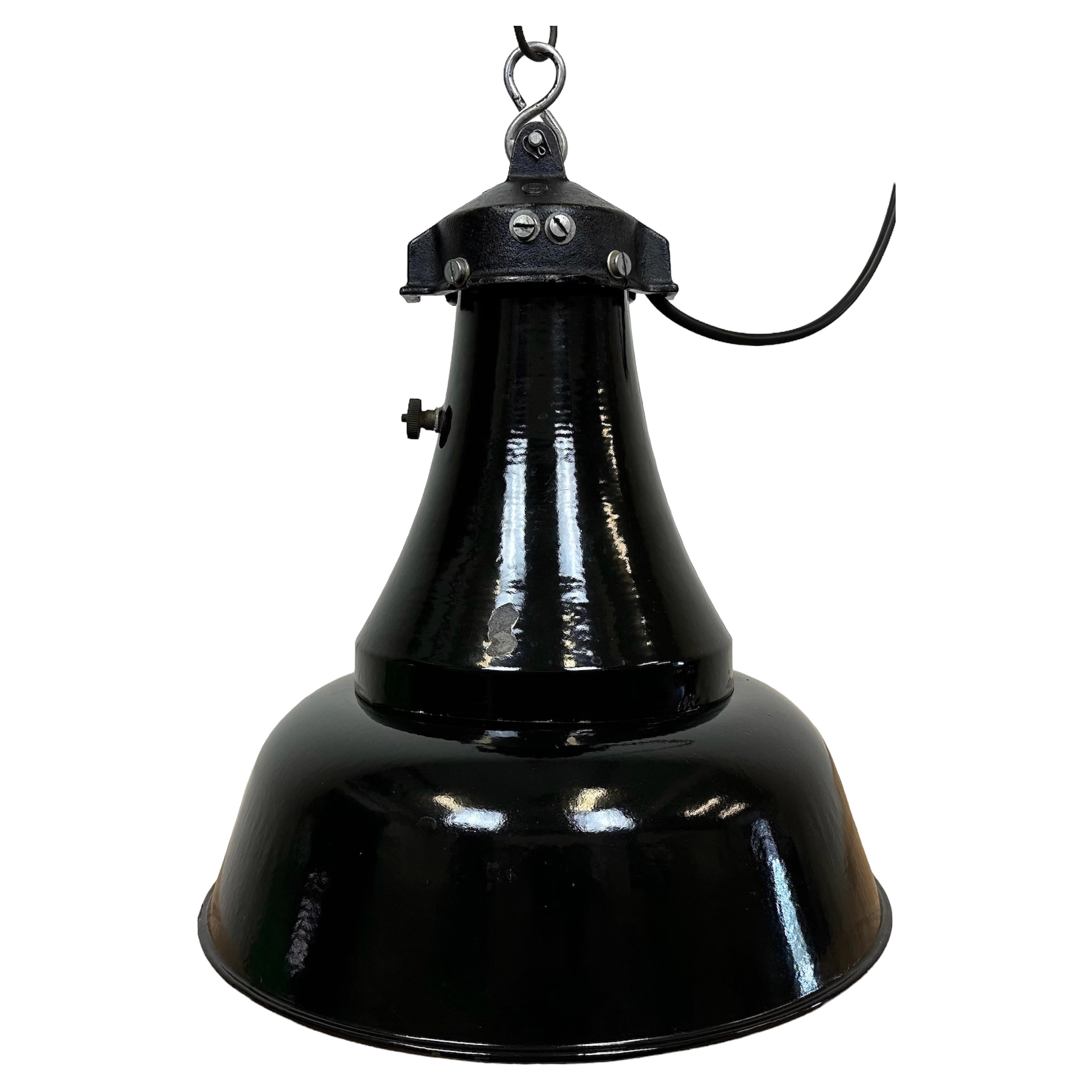 Lampe suspendue industrielle Bauhaus en émail noir, années 1930 en vente