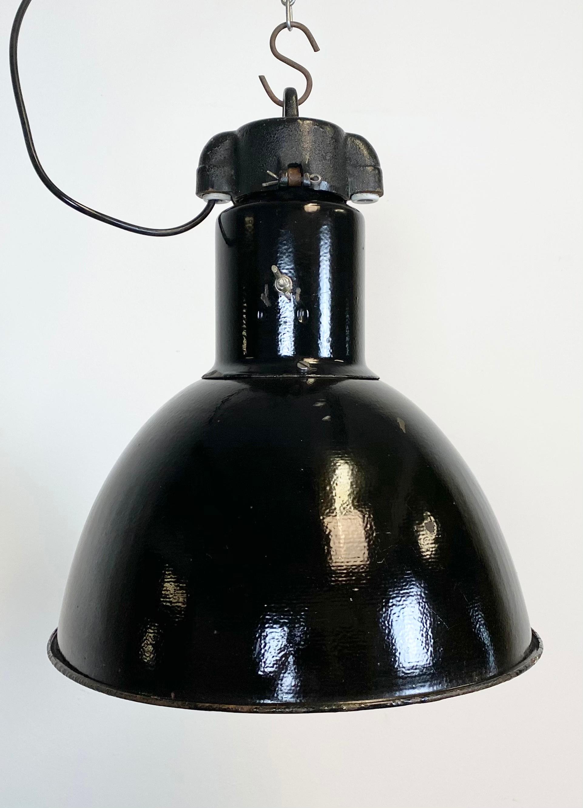 - Black enamel pendant lamp 
- Made by Elektrosvit in former Czechoslovakia 
- Bauhaus style 
- Designed in the 1930s 
- White enamel interior 
- Cast iron top 
- New socket for E 27 ligtbulbs and wire.
