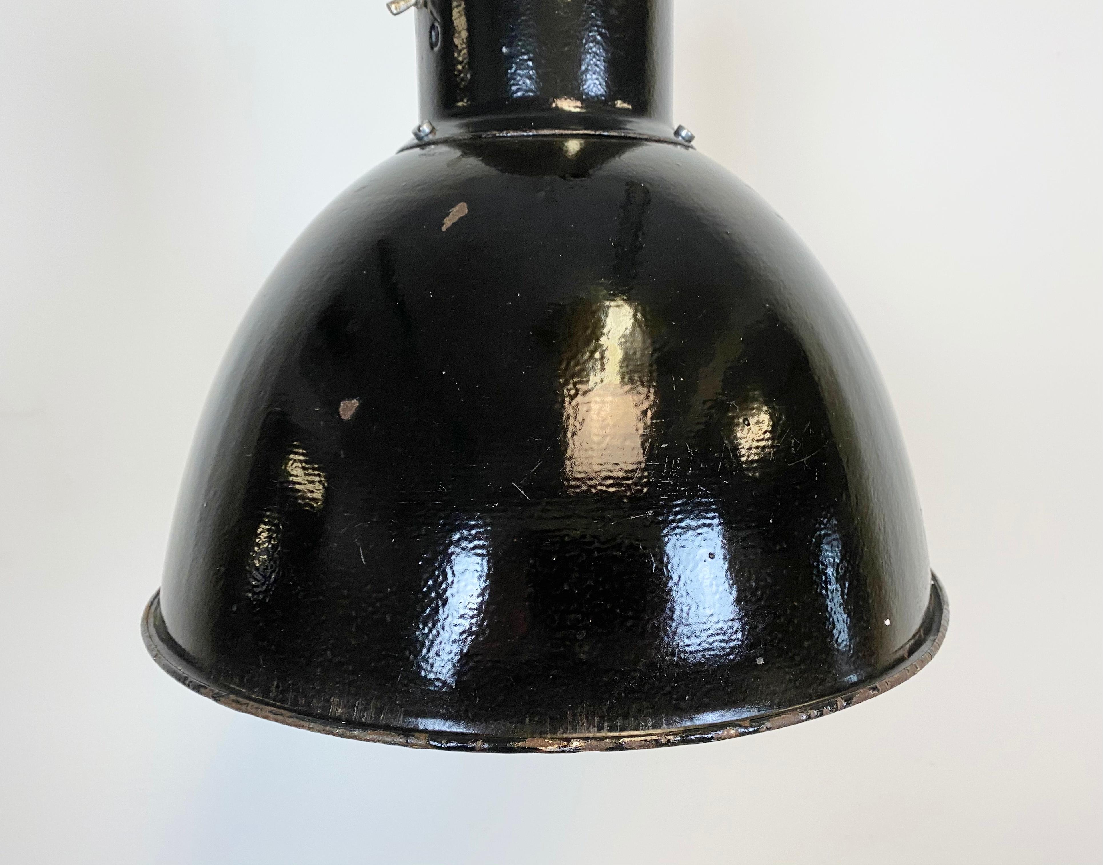 Lampe à suspension industrielle Bauhaus en émail noir, années 1930 Bon état - En vente à Kojetice, CZ