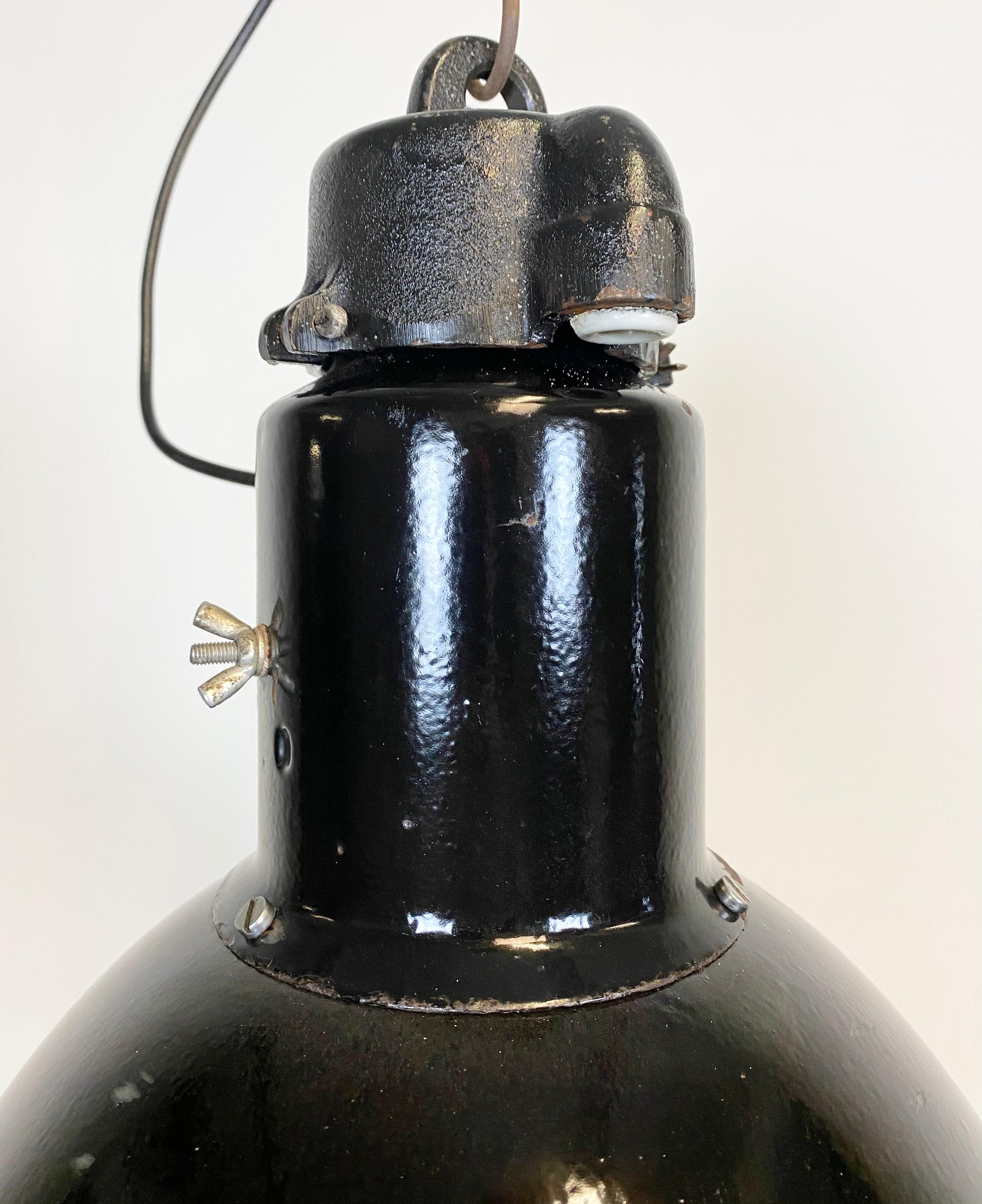 Fer Lampe à suspension industrielle Bauhaus en émail noir, années 1930 en vente