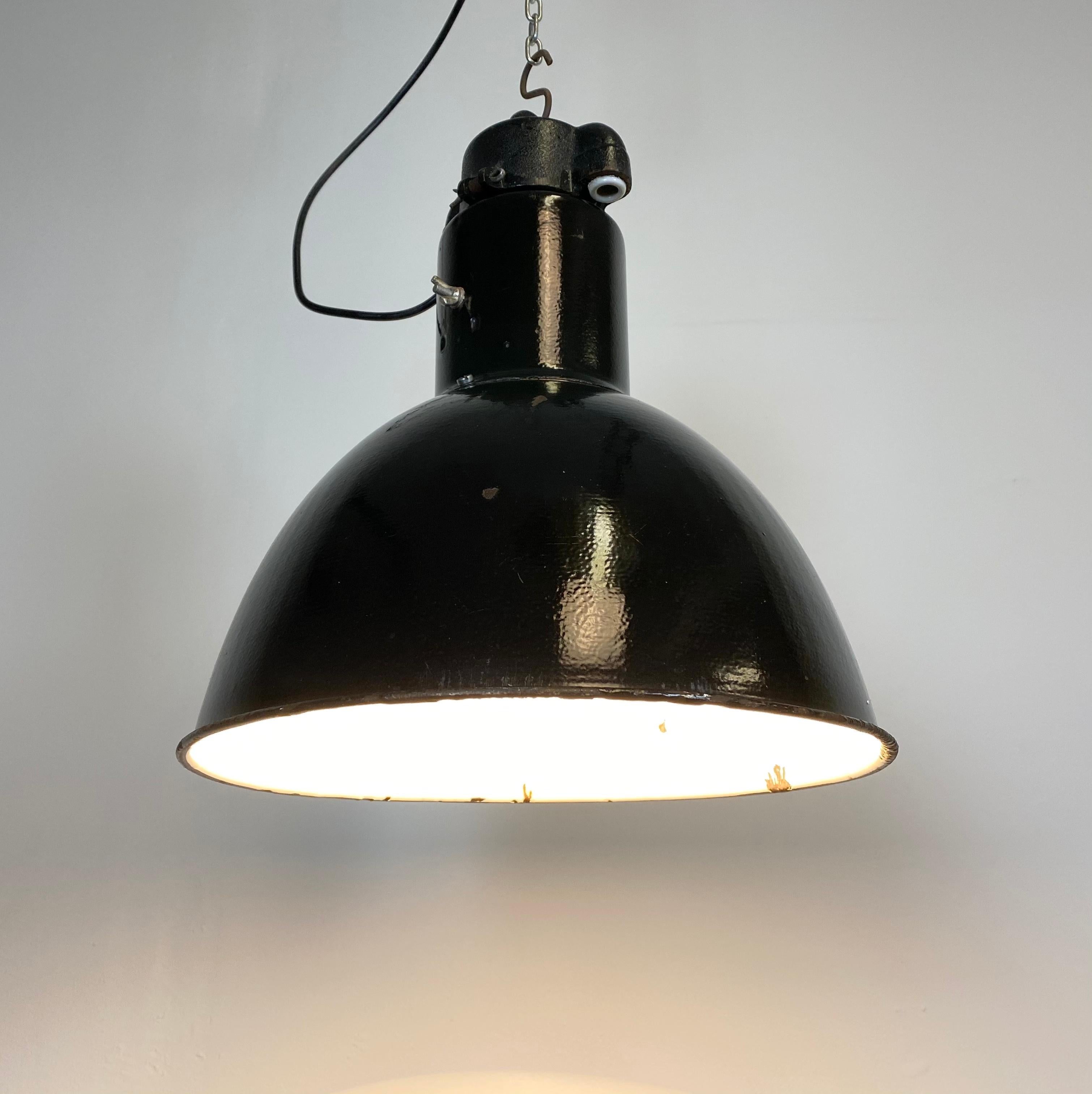Lampe à suspension industrielle Bauhaus en émail noir, années 1930 en vente 2