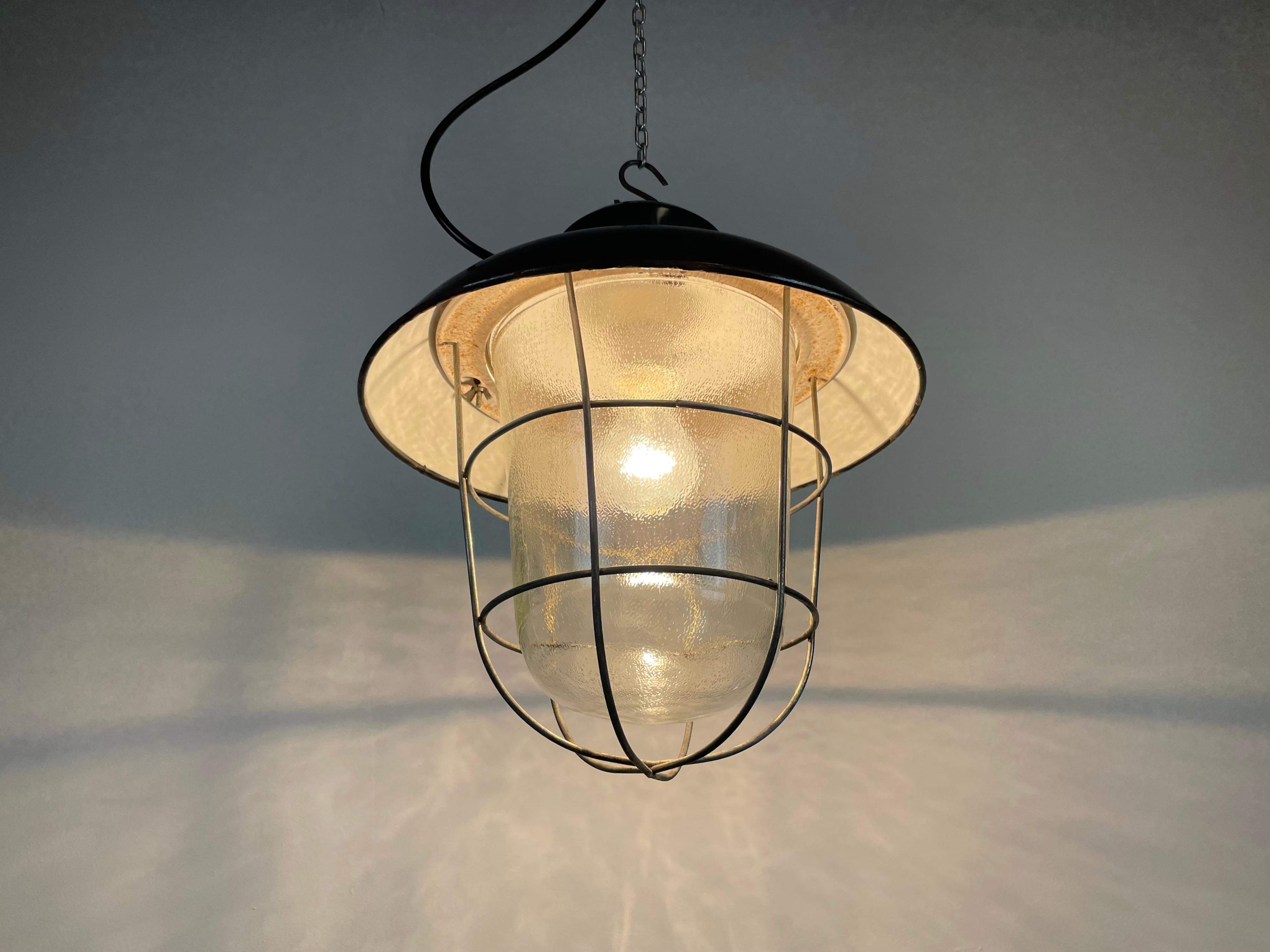 Lampada a sospensione industriale di fabbrica con smalto nero, anni '1960 in vendita 4