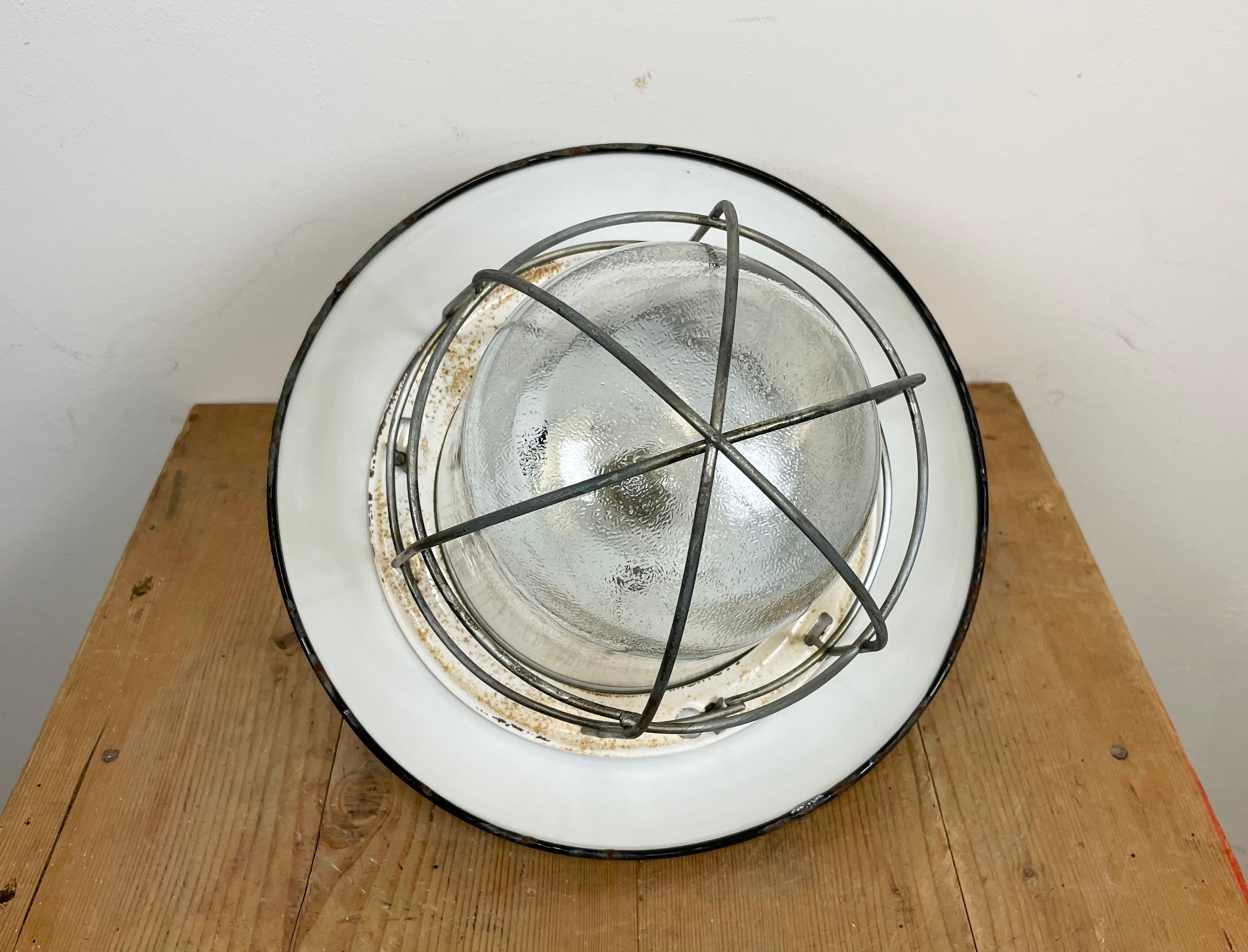 Lampada a sospensione industriale di fabbrica con smalto nero, anni '1960 in vendita 5
