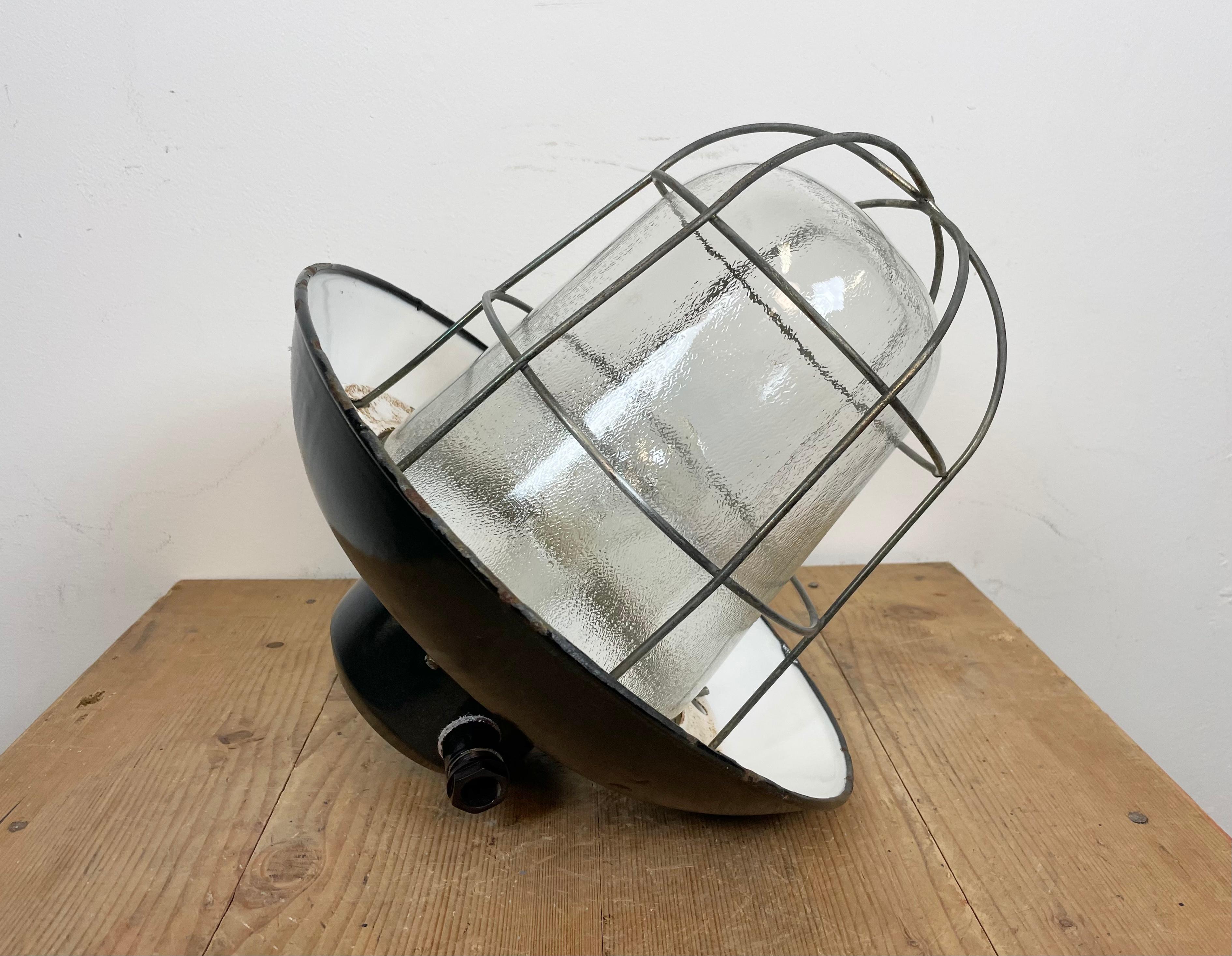 Lampada a sospensione industriale di fabbrica con smalto nero, anni '1960 in vendita 6