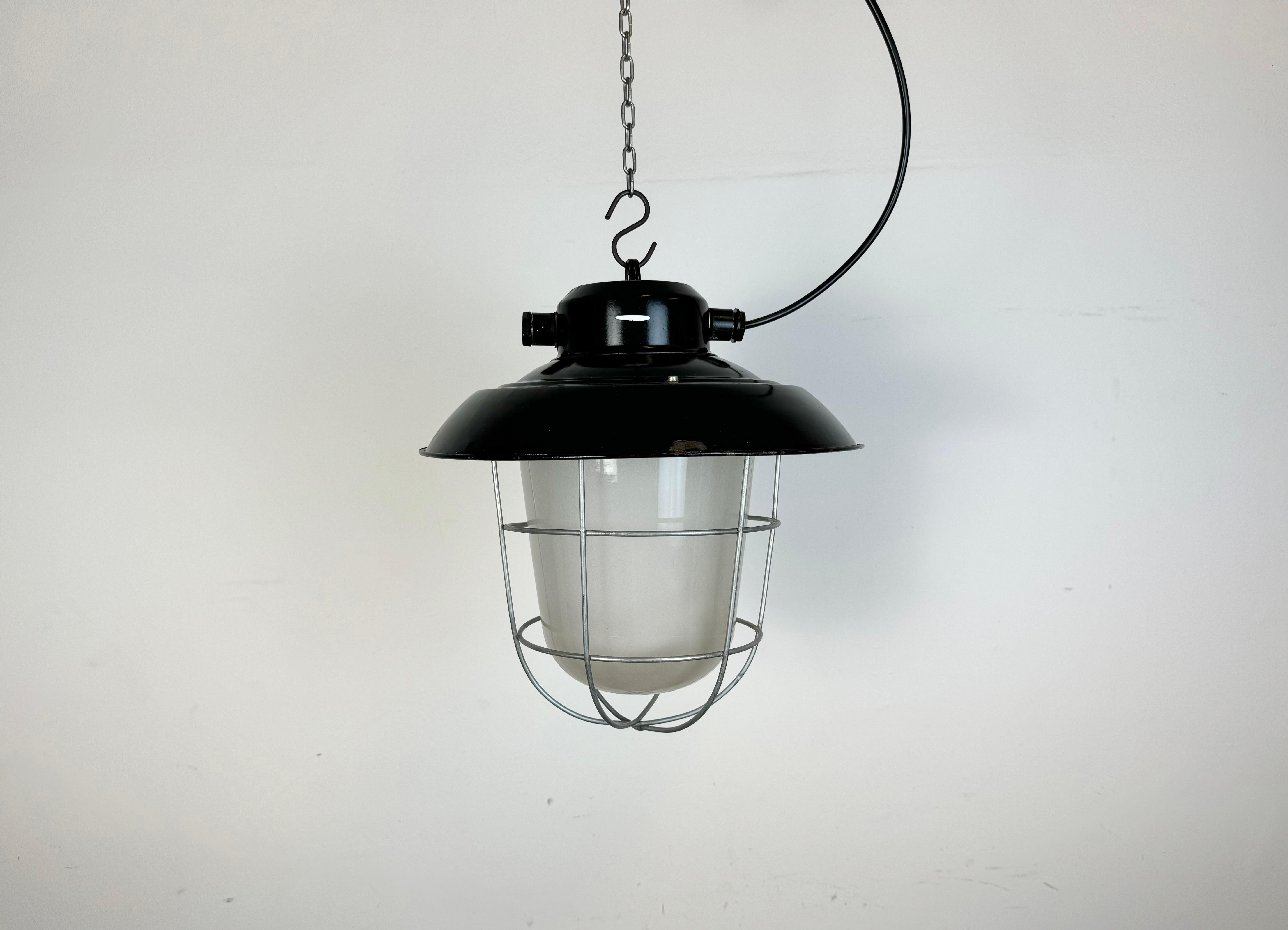- Vintage industrial lamp made by Elektrosvit in former Czechoslovakia during the 1960s
- Black enamel shade with white interior.
- Milk glass, Iron grid.
- Porcelain socket requires E 27 lightbulbs.
- New wire.
- Weight: 4 kg
- Lampshade diameter :