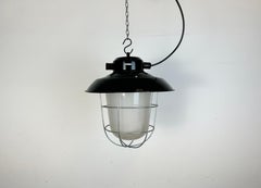 Lampe suspendue industrielle en émail noir d'usine, années 1960