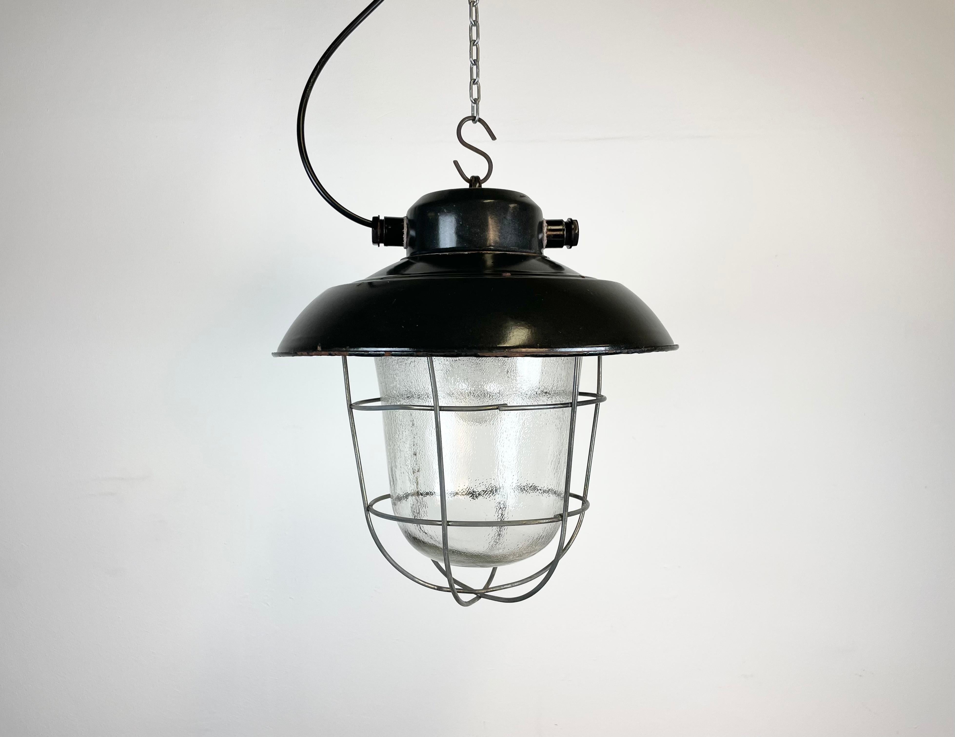 Lampada a sospensione industriale di fabbrica con smalto nero, anni '1960 In condizioni buone in vendita a Kojetice, CZ