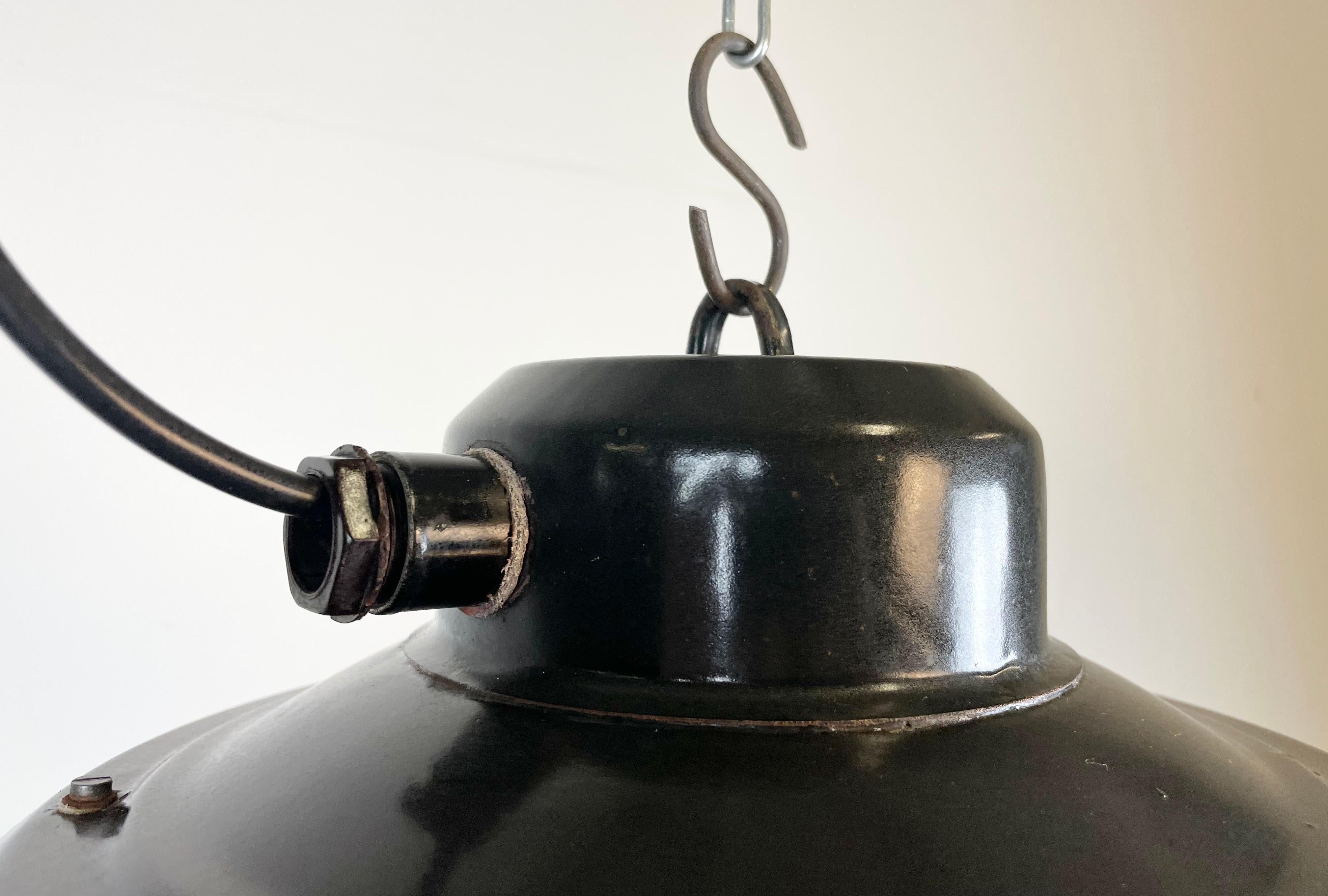 Lampada a sospensione industriale di fabbrica con smalto nero, anni '1960 in vendita 2