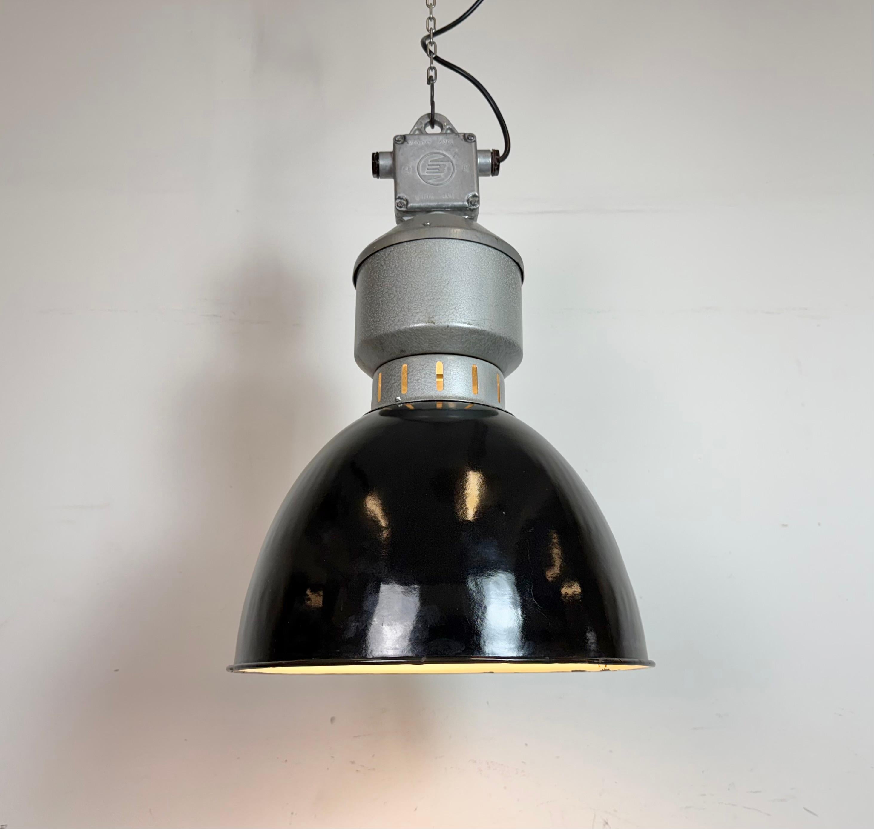 Lampada industriale da fabbrica con smalto nero di Elektrosvit, anni '60 in vendita 2