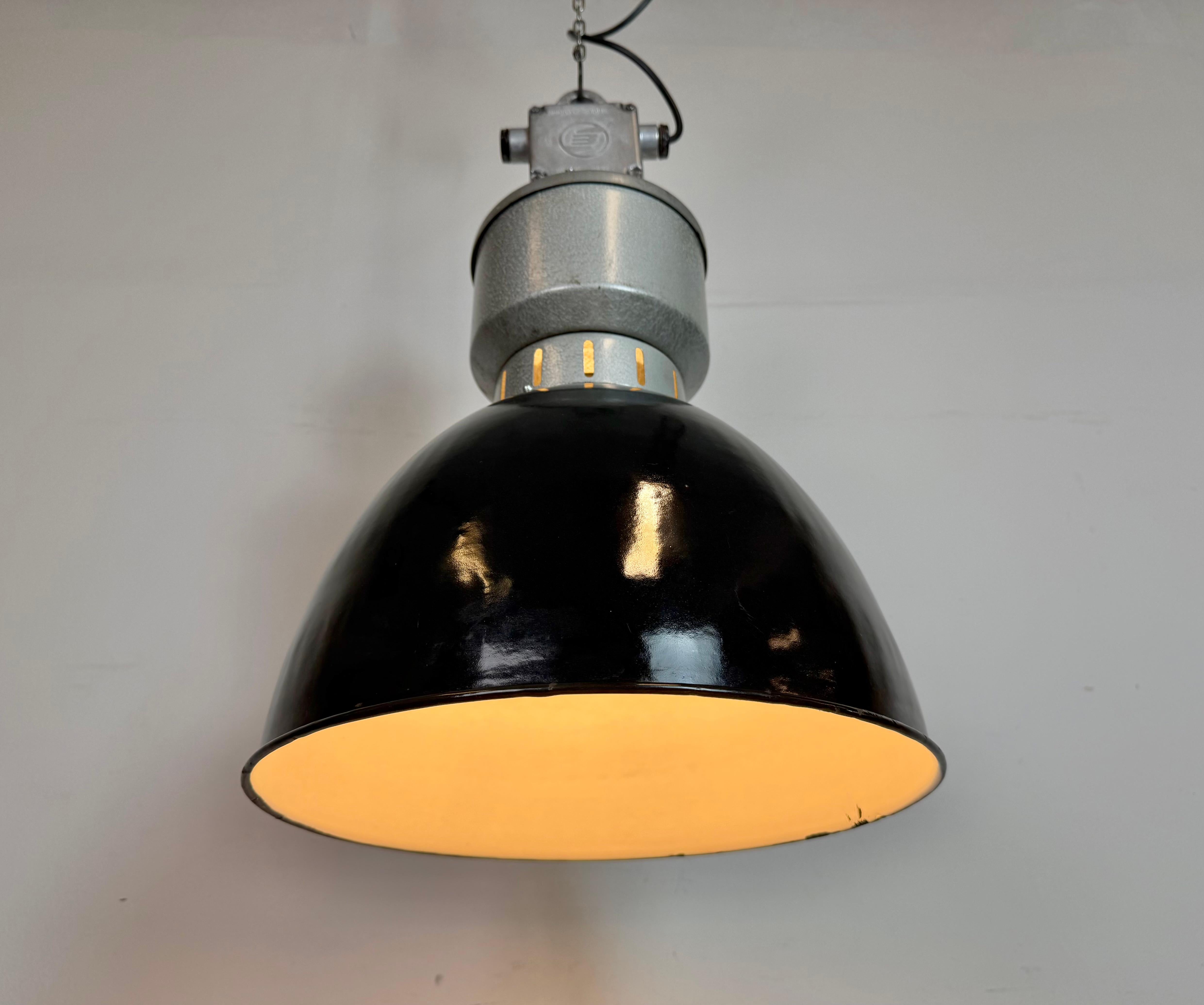 Lampada industriale da fabbrica con smalto nero di Elektrosvit, anni '60 in vendita 3