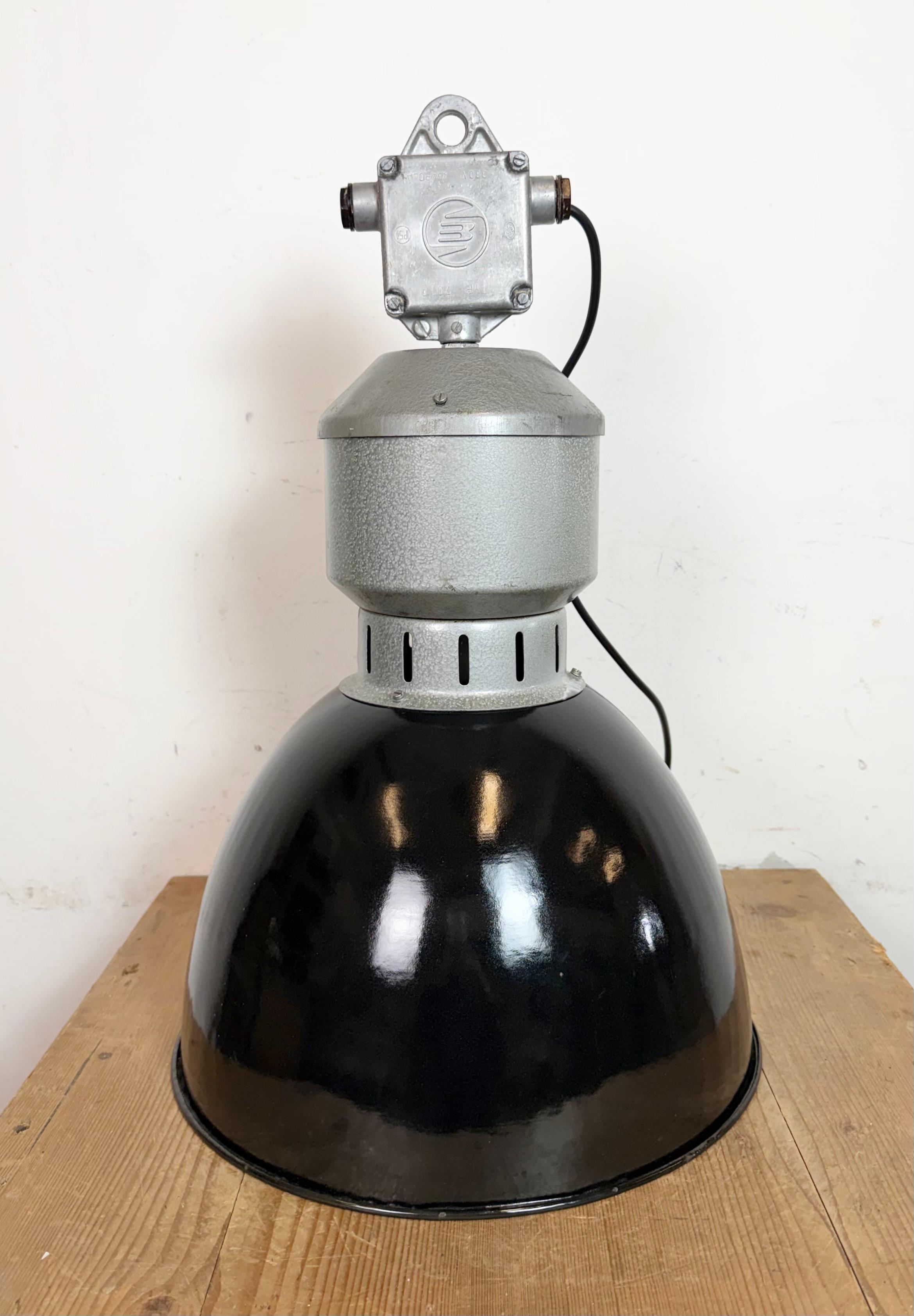 Lampada industriale da fabbrica con smalto nero di Elektrosvit, anni '60 in vendita 5