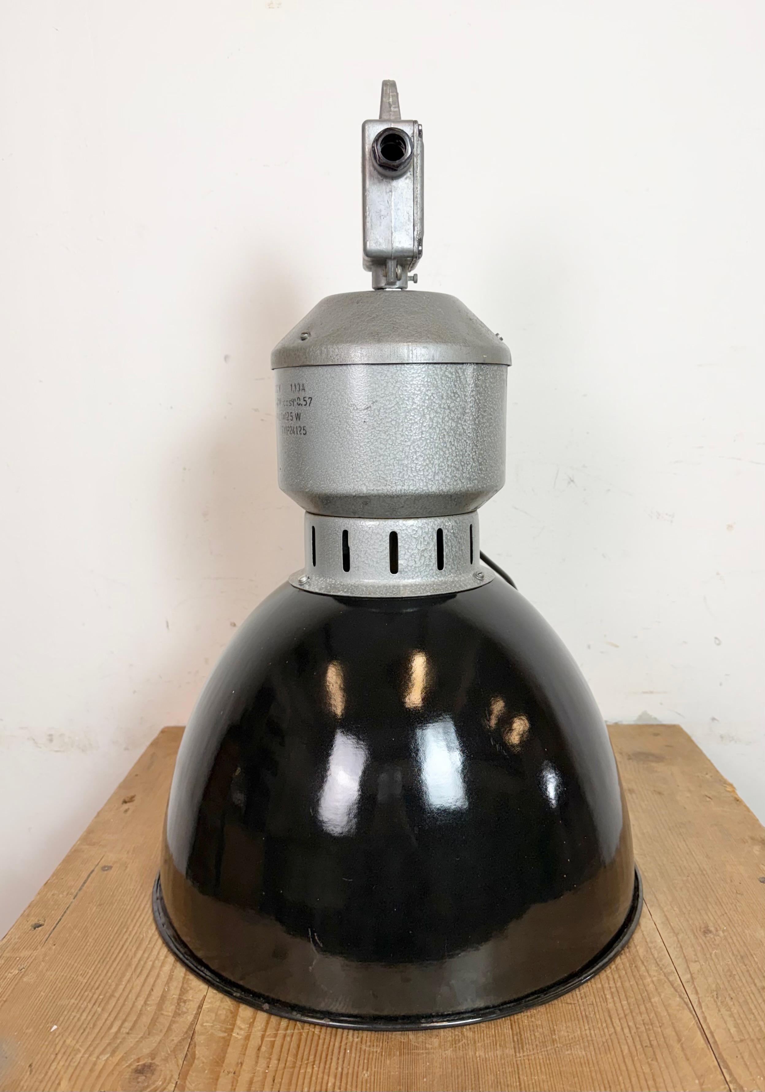Lampada industriale da fabbrica con smalto nero di Elektrosvit, anni '60 in vendita 6