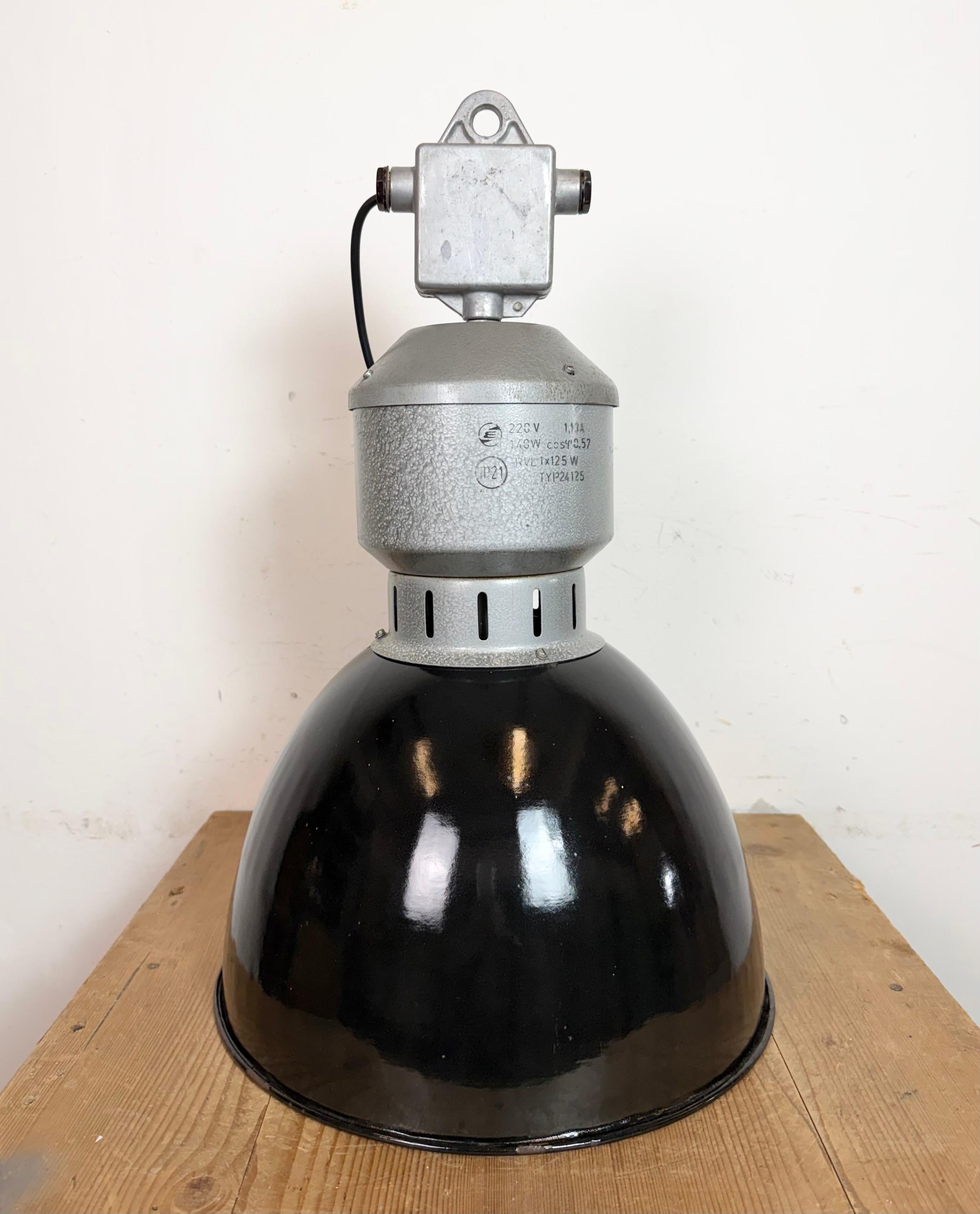 Lampada industriale da fabbrica con smalto nero di Elektrosvit, anni '60 in vendita 7