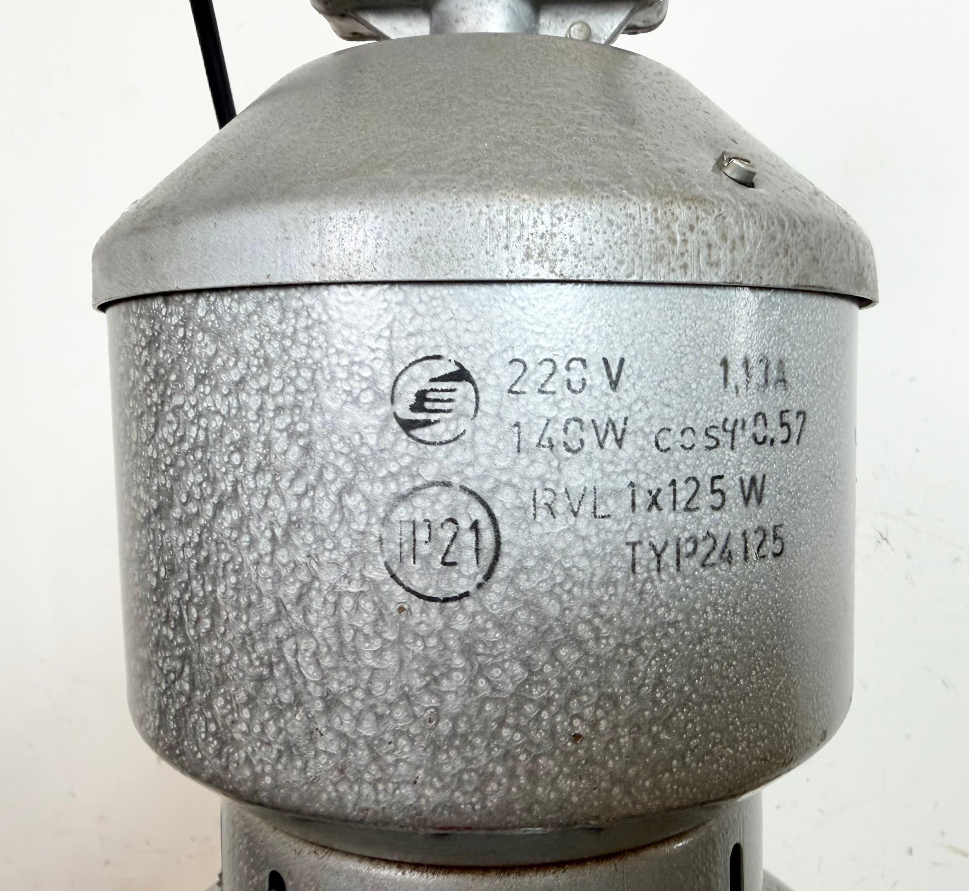 Lampada industriale da fabbrica con smalto nero di Elektrosvit, anni '60 in vendita 8