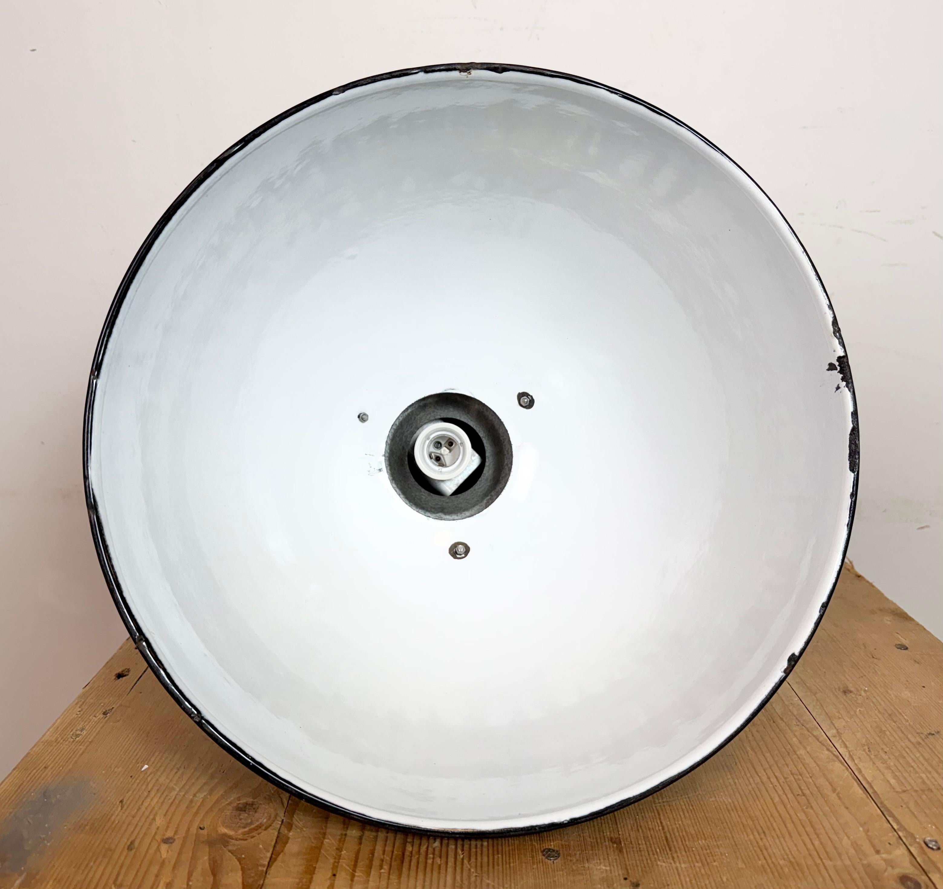 Lampada industriale da fabbrica con smalto nero di Elektrosvit, anni '60 in vendita 10