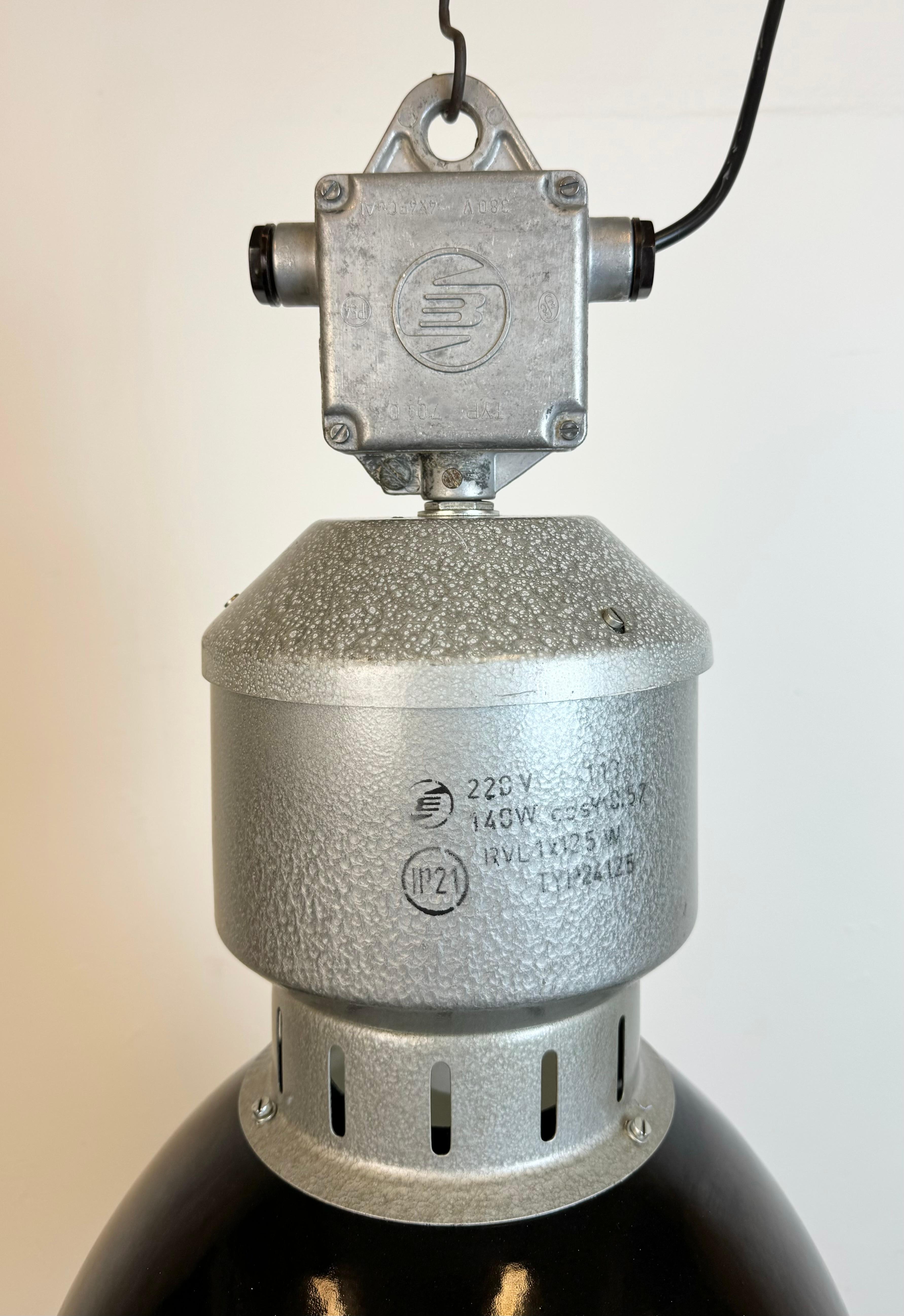 Industrielle schwarze Emaille-Fabrik-Lampe aus Elektrosvit, 1960er Jahre (Gegossen) im Angebot