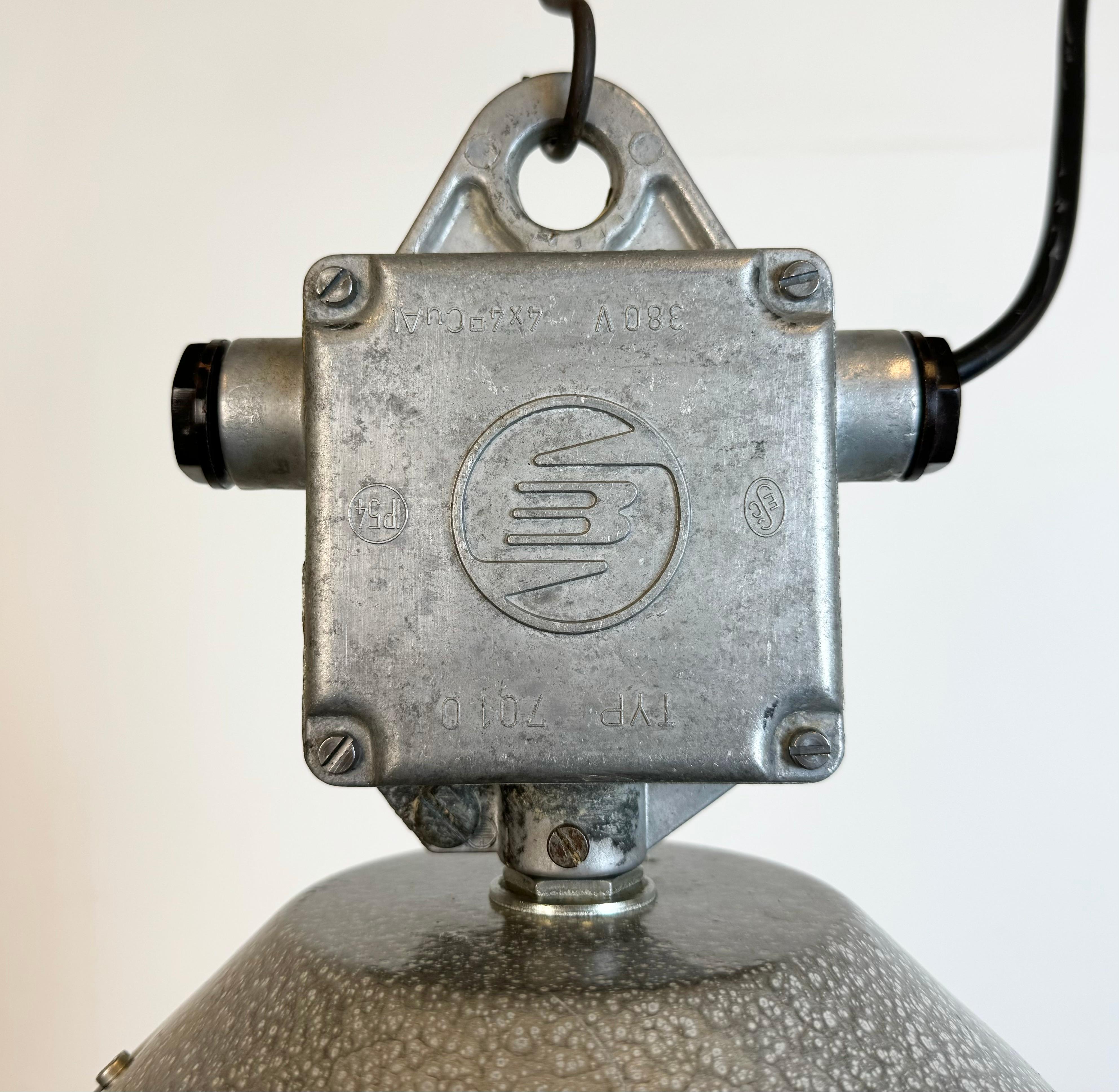 Moulage Lampe d'usine industrielle en émail noir d'Elektrosvit, années 1960 en vente