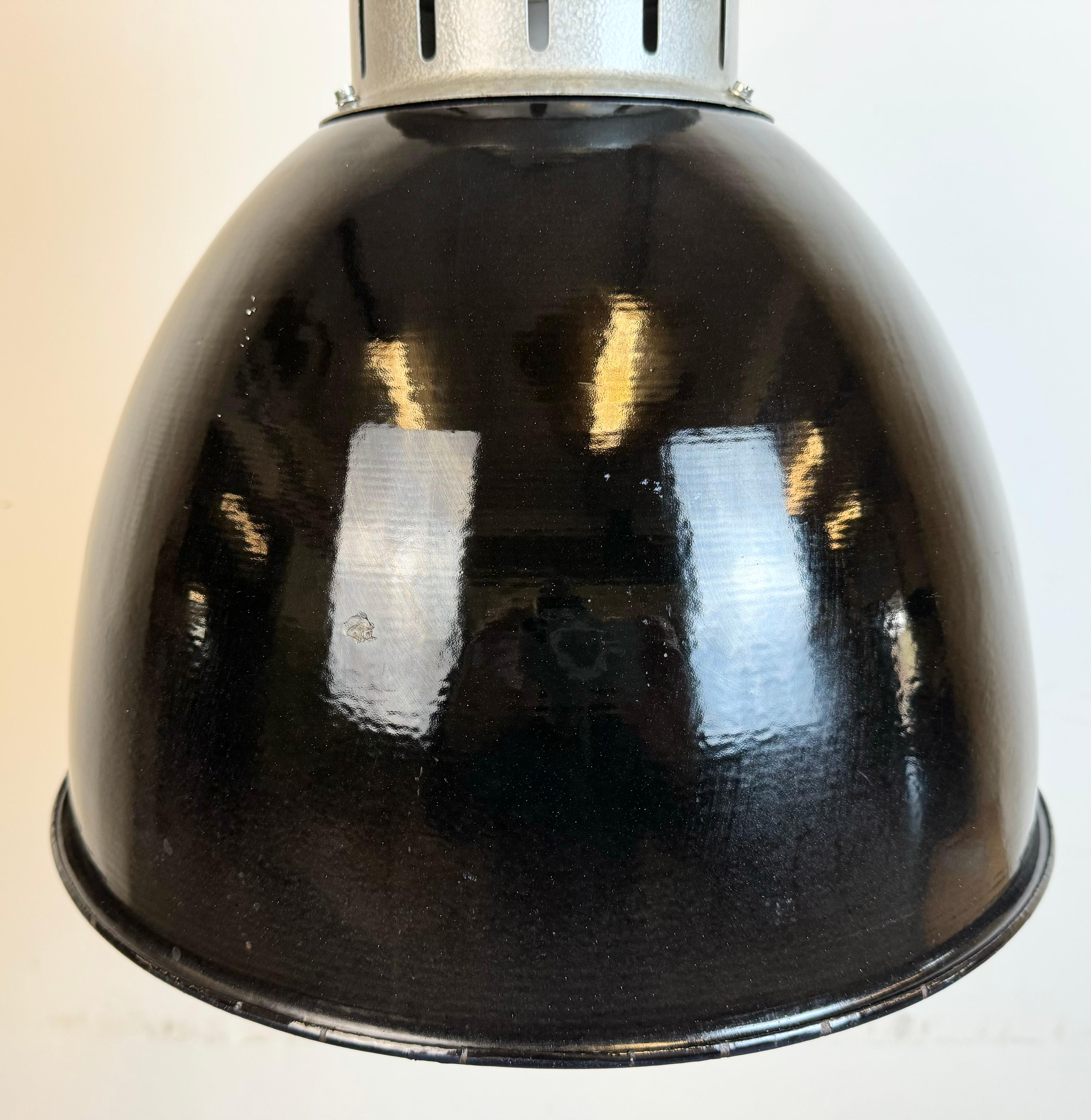 20ième siècle Lampe d'usine industrielle en émail noir d'Elektrosvit, années 1960 en vente