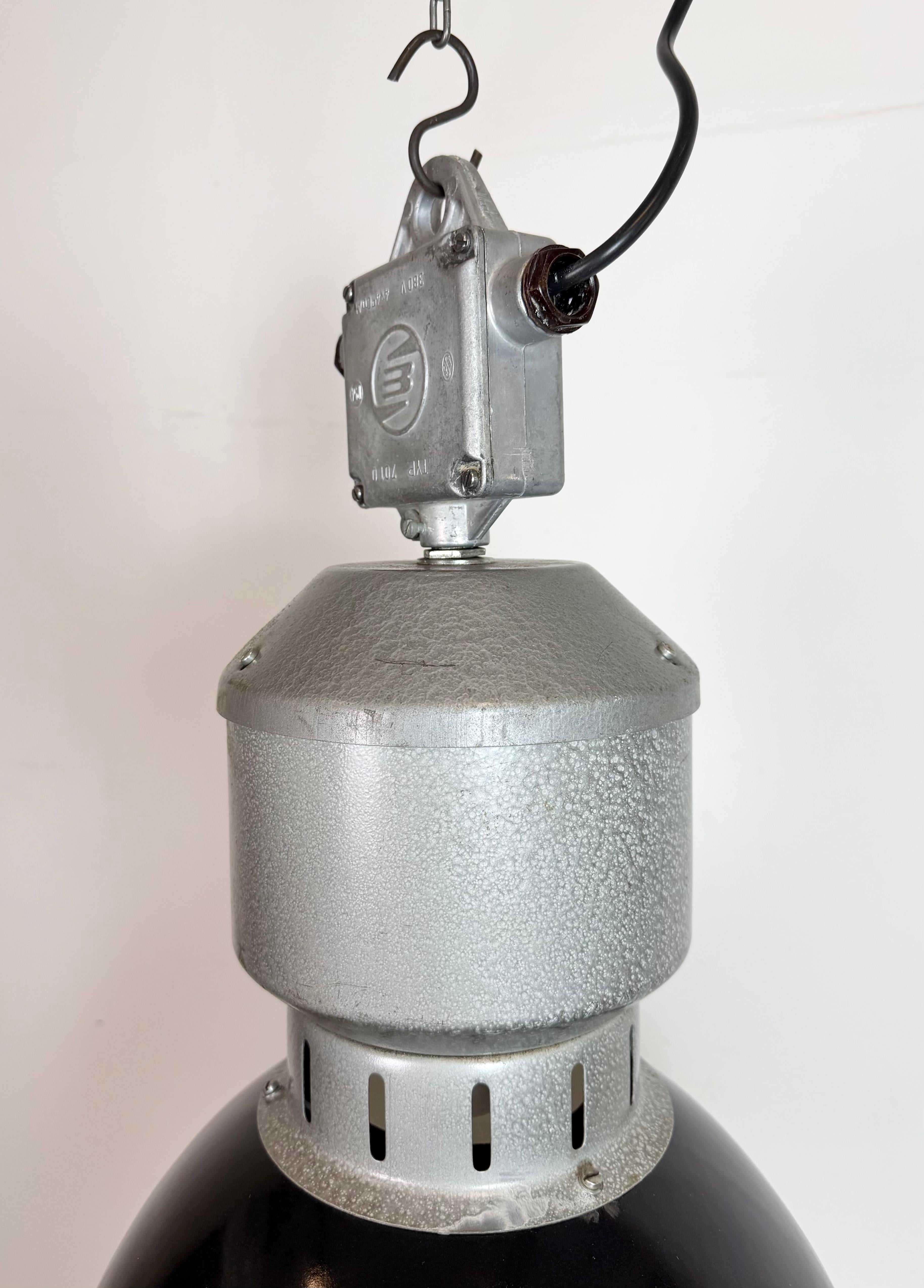 XX secolo Lampada industriale da fabbrica con smalto nero di Elektrosvit, anni '60 in vendita