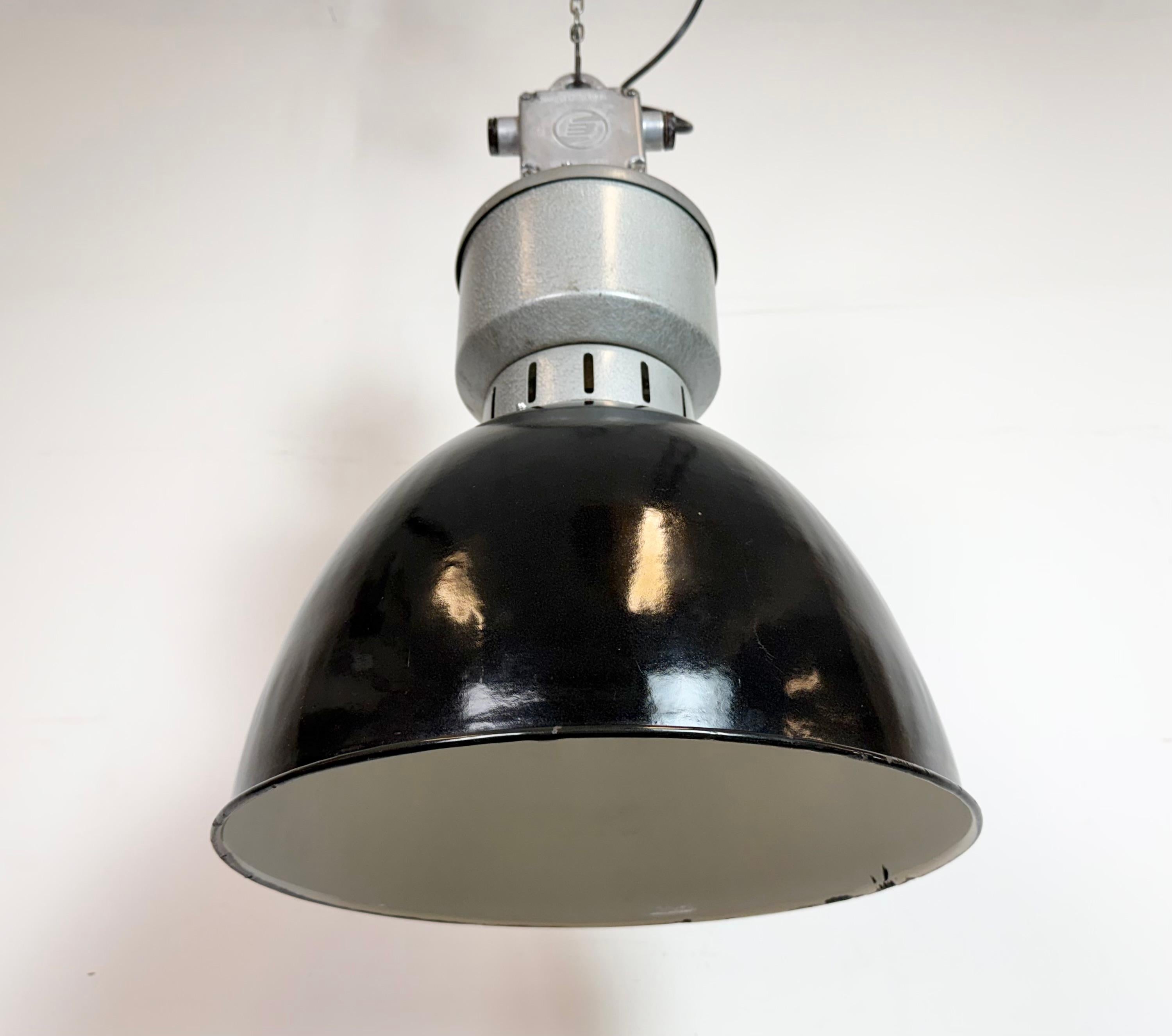 Alluminio Lampada industriale da fabbrica con smalto nero di Elektrosvit, anni '60 in vendita