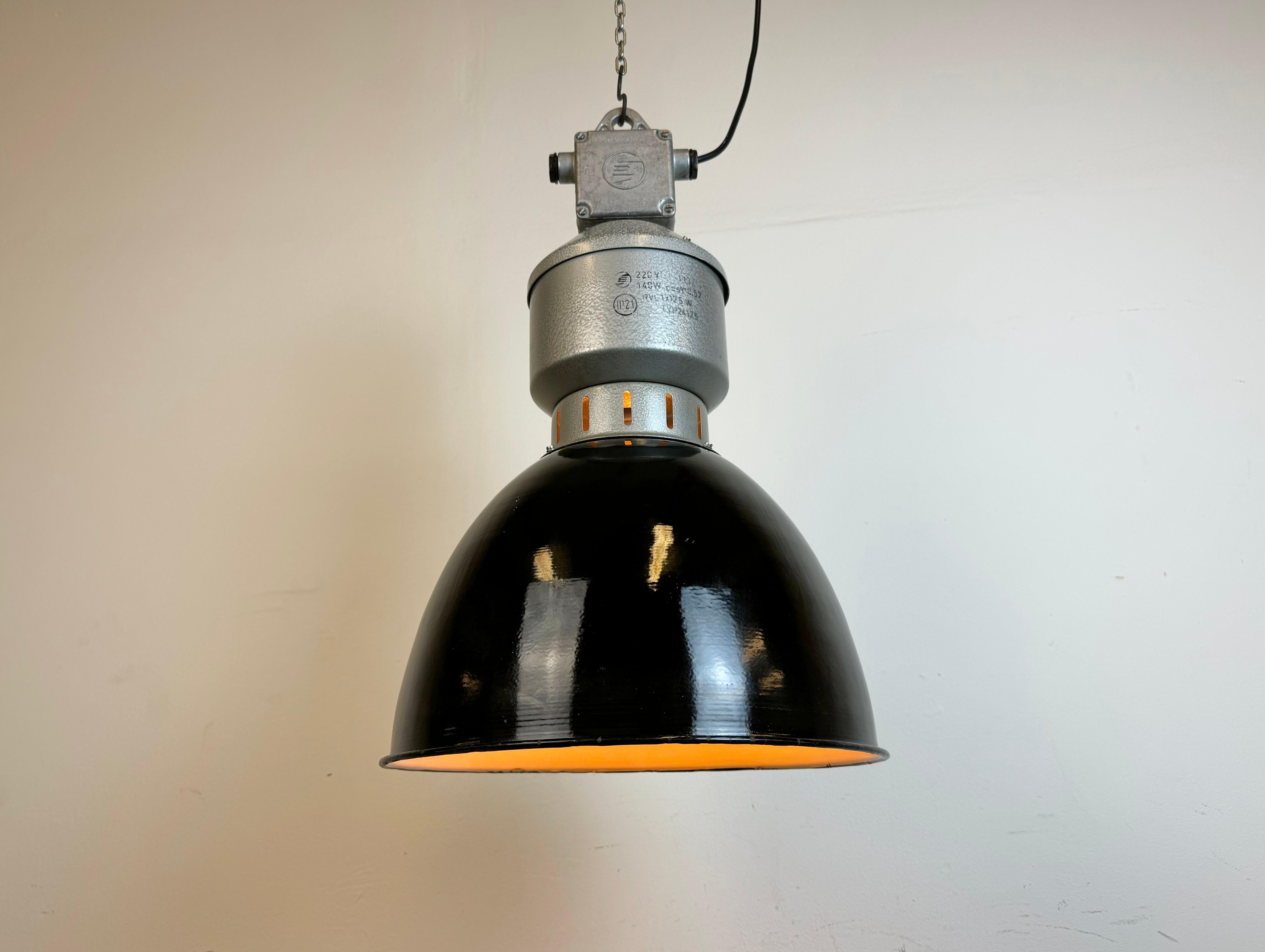 Lampe d'usine industrielle en émail noir d'Elektrosvit, années 1960 en vente 1