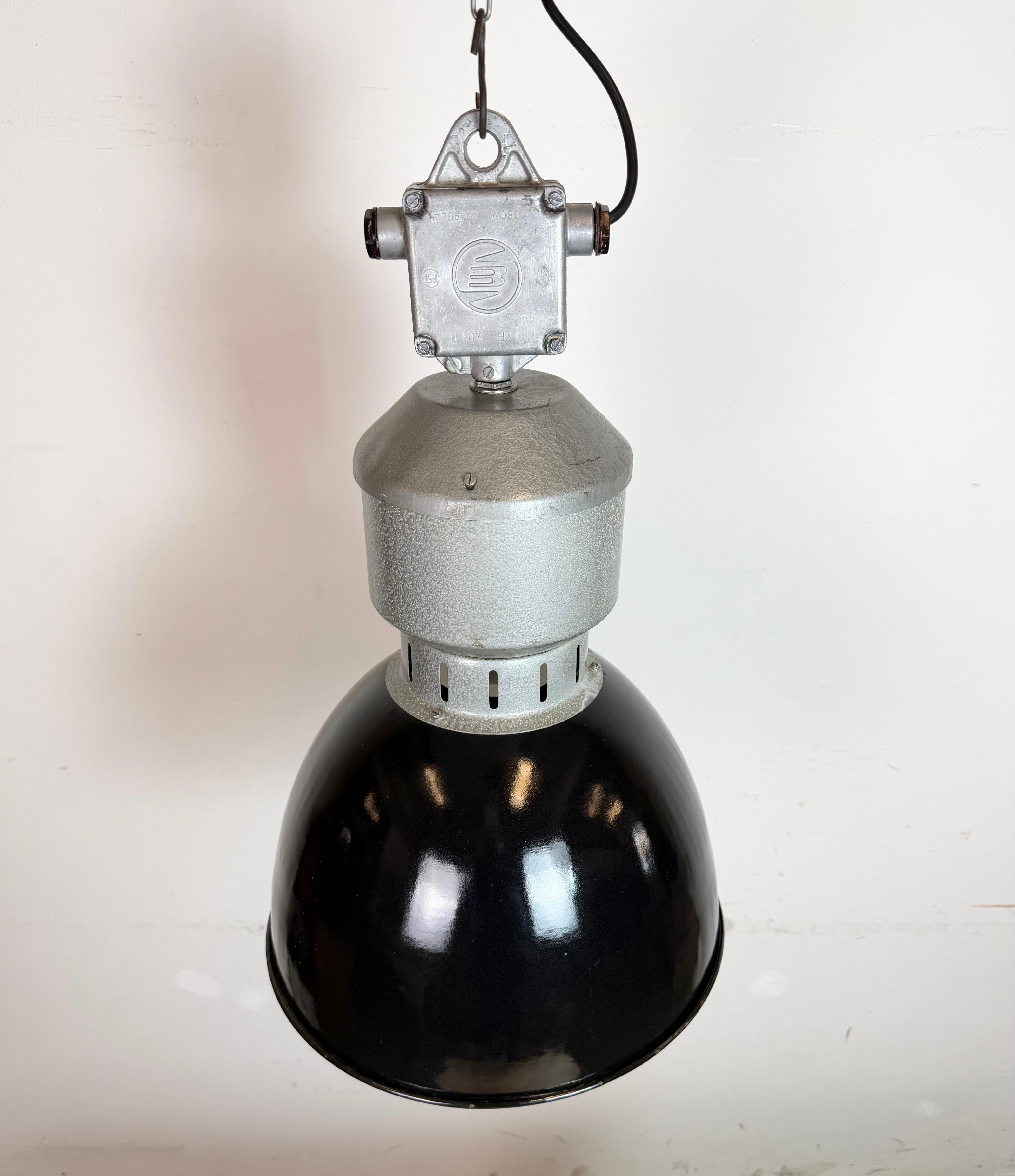 Lampada industriale da fabbrica con smalto nero di Elektrosvit, anni '60 in vendita 1