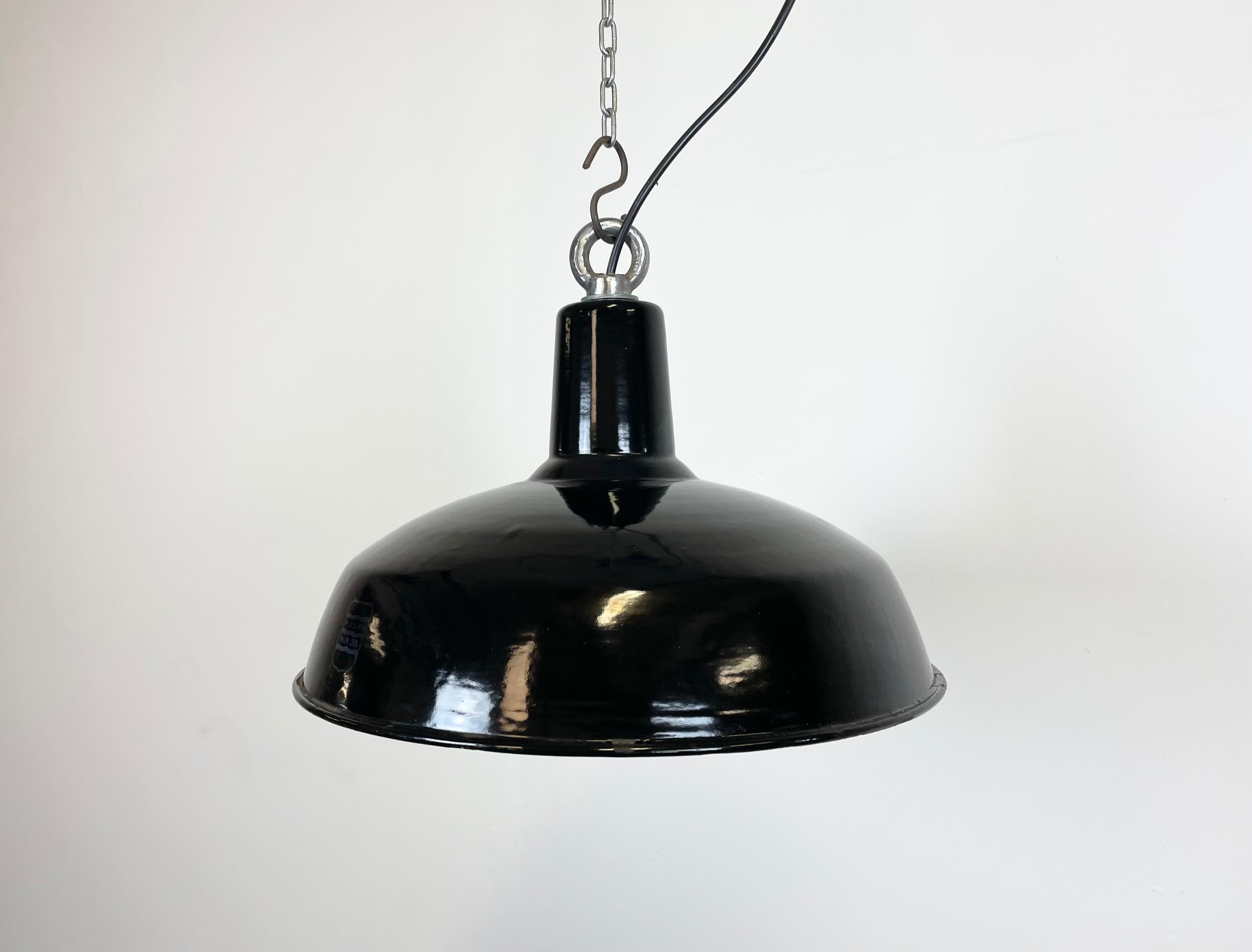 - Vintage Industrial factory lamp from the 1950s 
- Made by Phillips in Netherlands
- Black enamel shade with white enamel interior
- Iron top 
- Socket requires E 27 lightbulbs 
- New wire 
- Lampshade diameter: 36 cm
- Weight : 1,3 kg.
 