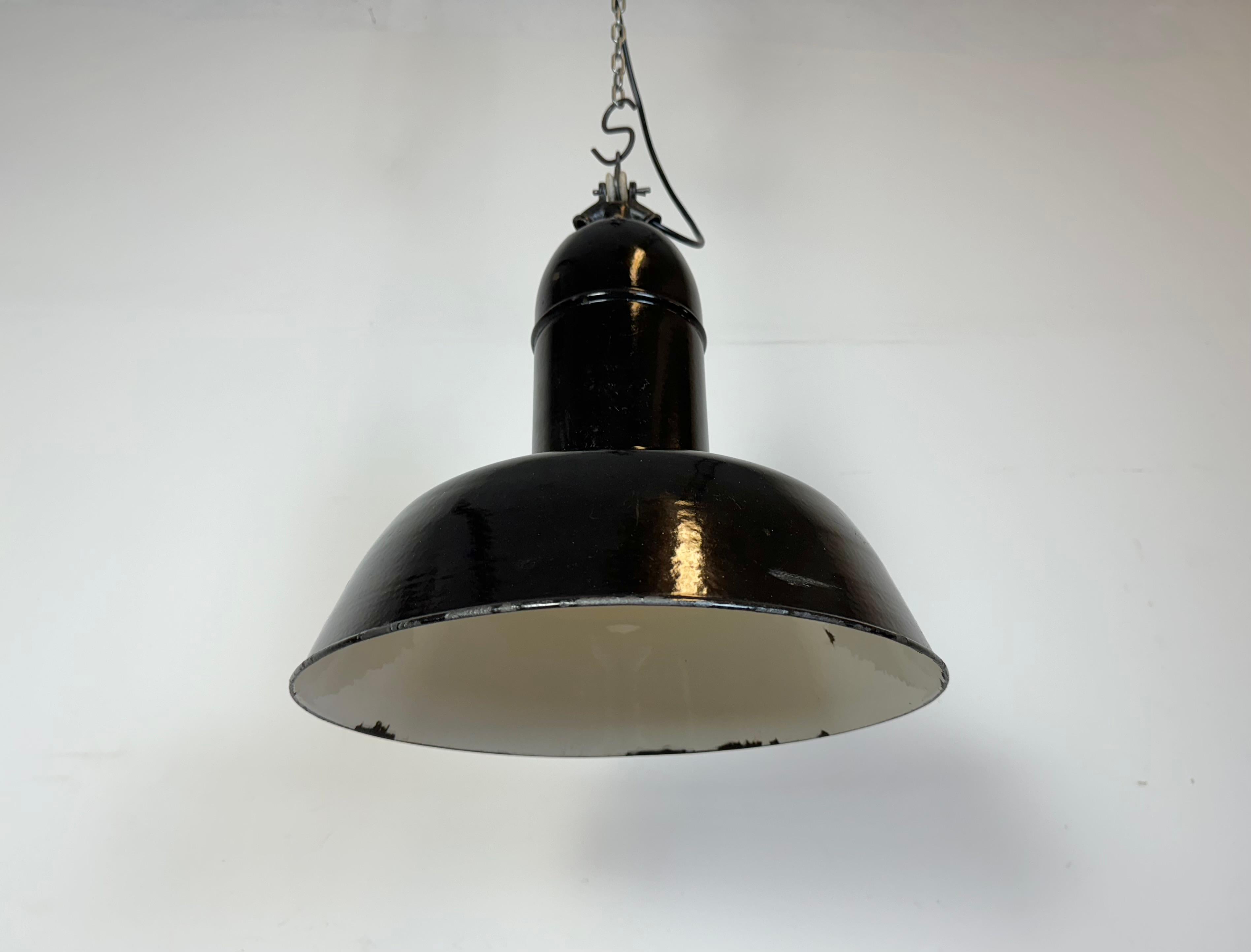 Industrielle schwarze Emaille-Fabrik-Lampe mit Gusseisenplatte, 1930er Jahre im Angebot 4