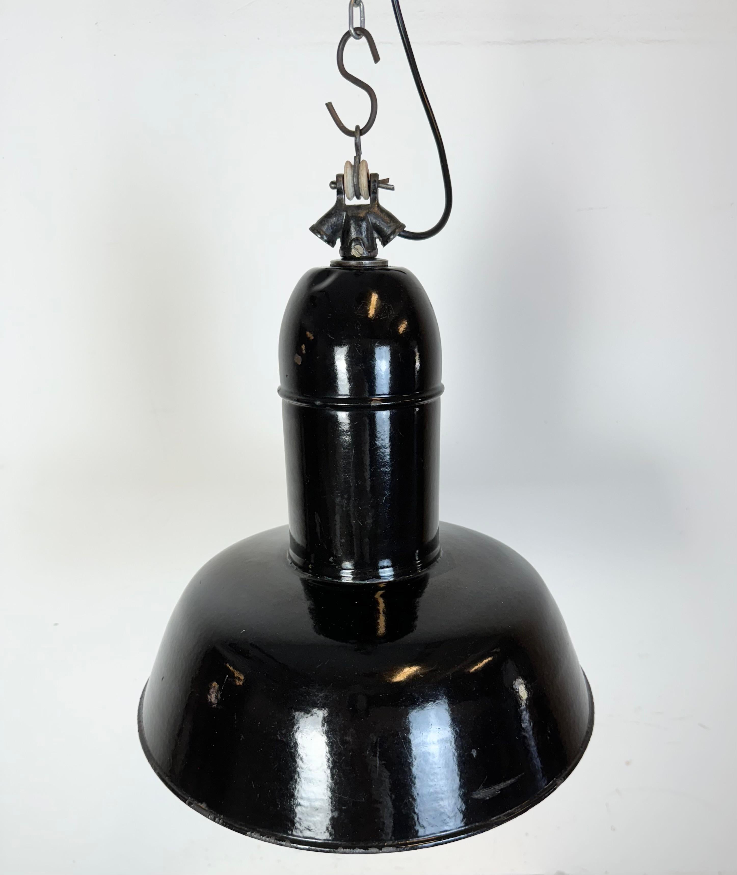 Industrielle schwarze Emaille-Fabrik-Lampe mit Gusseisenplatte, 1930er Jahre im Angebot 5