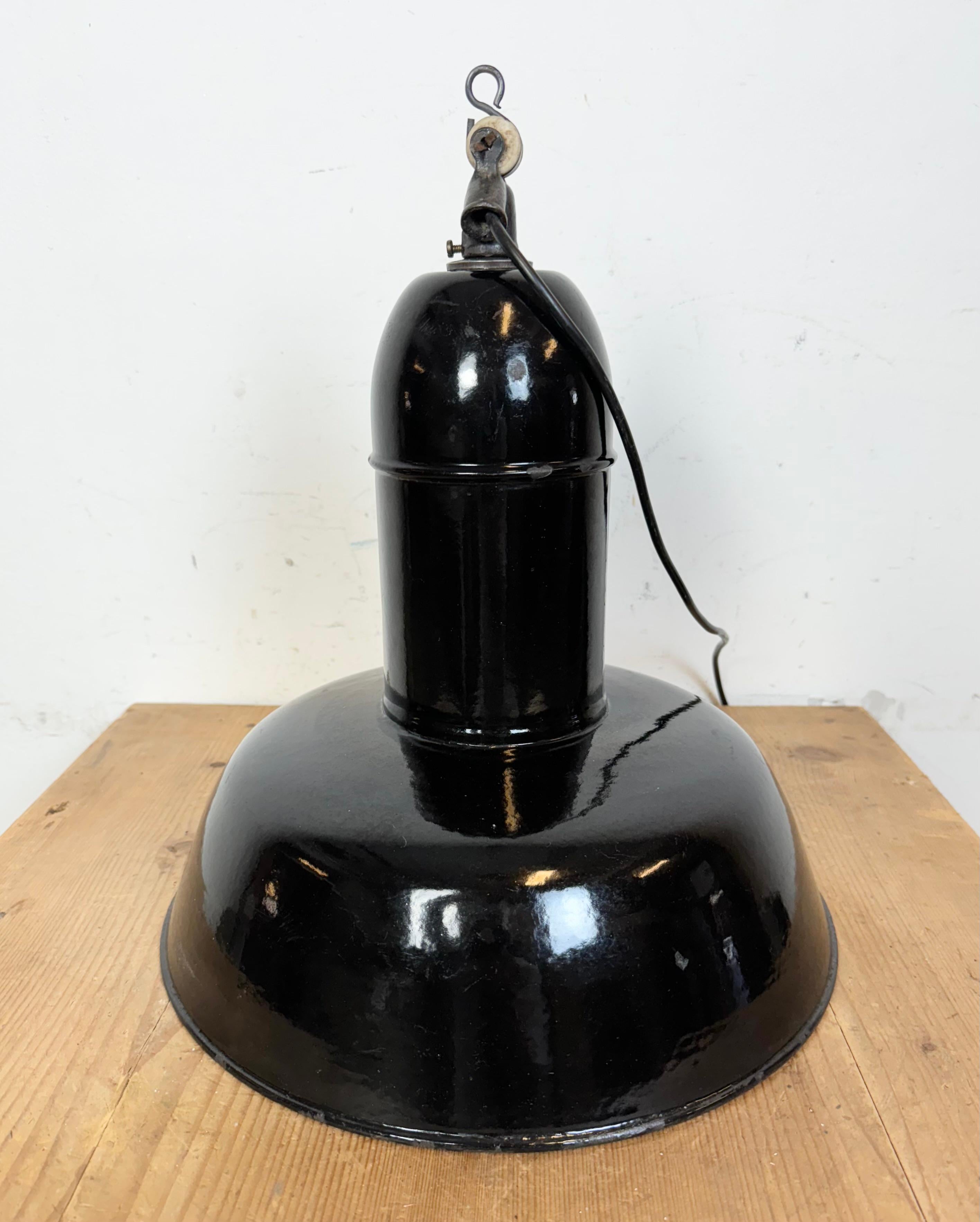 Industrielle schwarze Emaille-Fabrik-Lampe mit Gusseisenplatte, 1930er Jahre im Angebot 6