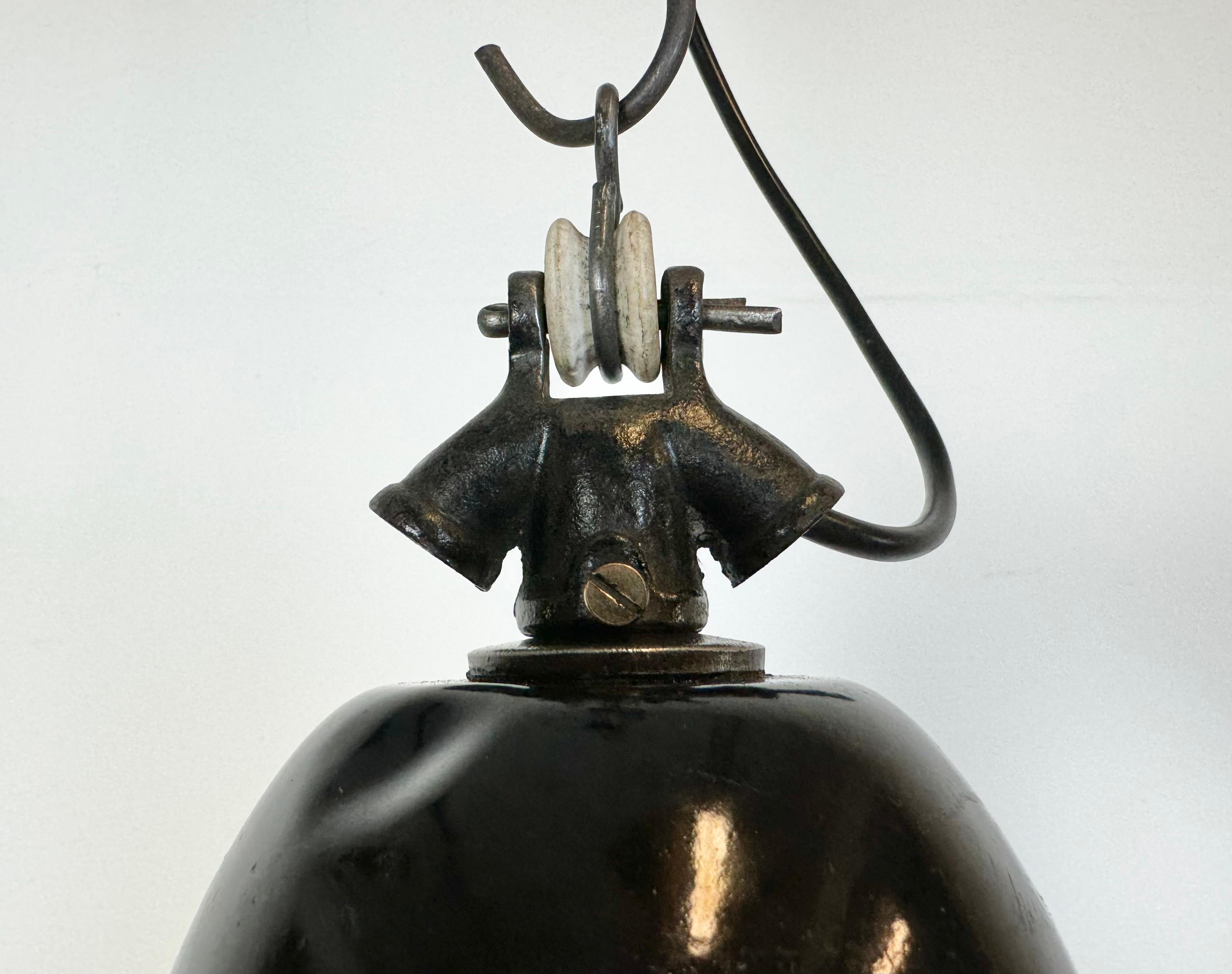 Industrielle schwarze Emaille-Fabrik-Lampe mit Gusseisenplatte, 1930er Jahre im Angebot 7