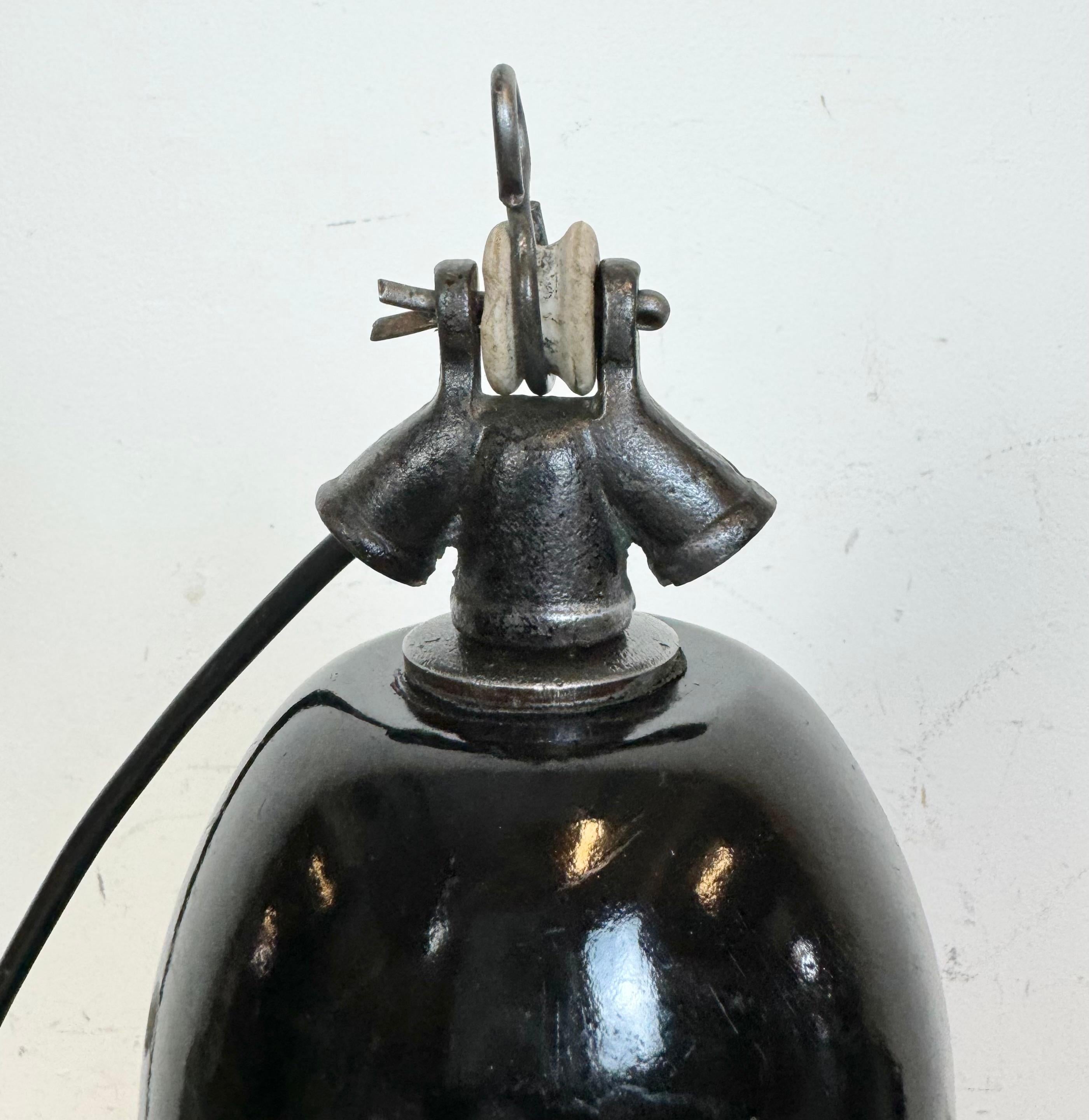 Industrielle schwarze Emaille-Fabrik-Lampe mit Gusseisenplatte, 1930er Jahre im Angebot 9