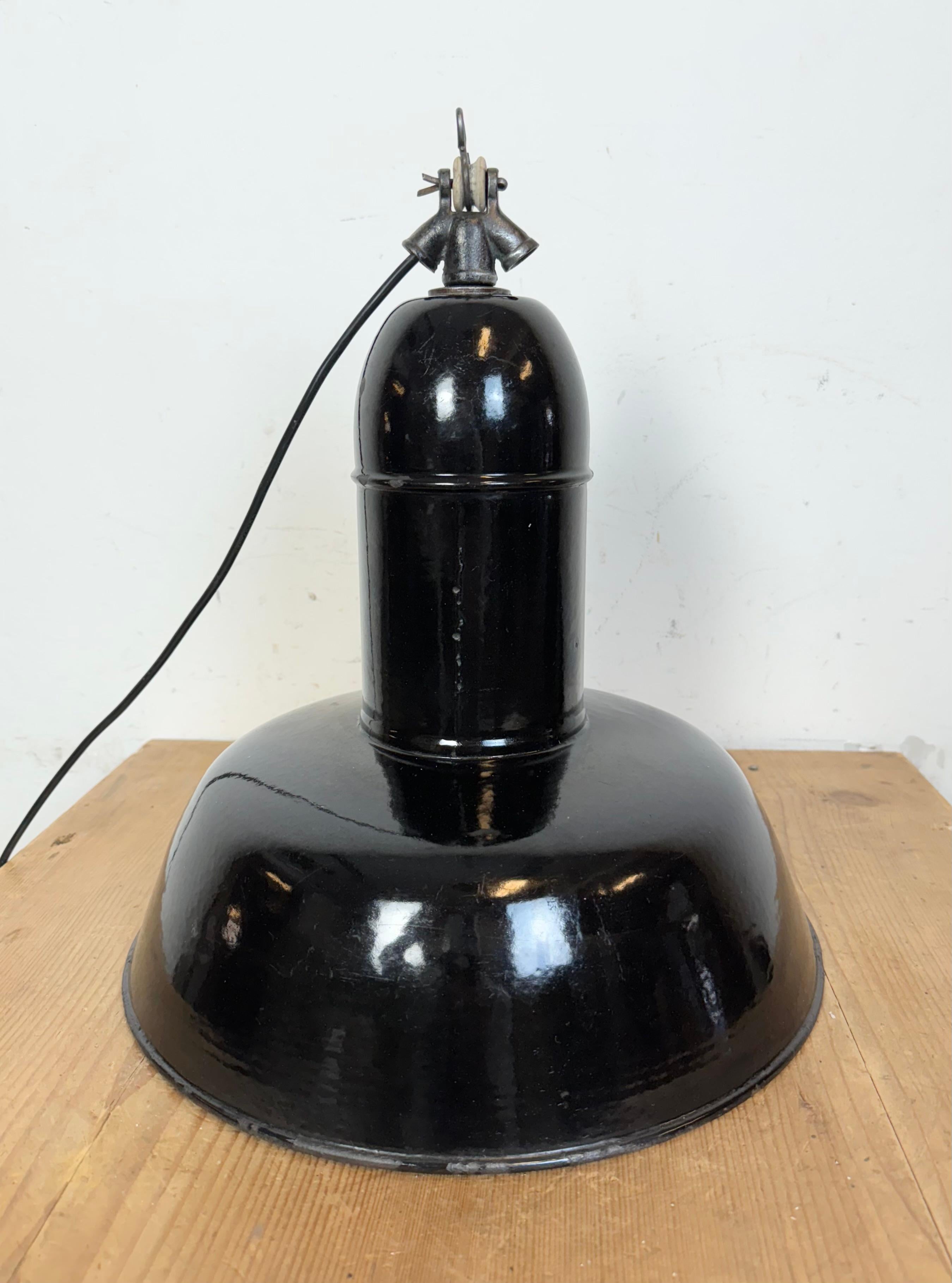 Industrielle schwarze Emaille-Fabrik-Lampe mit Gusseisenplatte, 1930er Jahre im Angebot 10