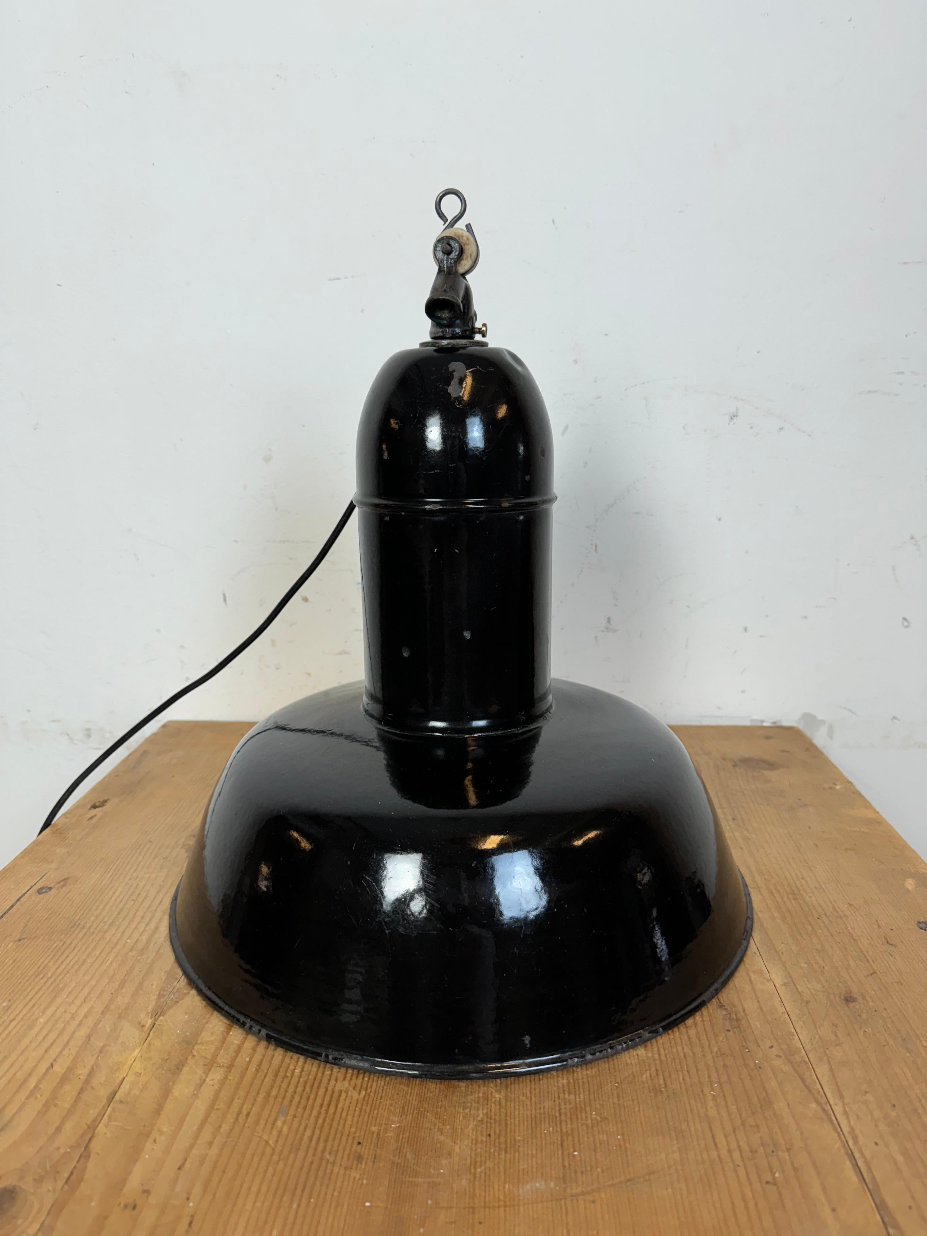 Industrielle schwarze Emaille-Fabrik-Lampe mit Gusseisenplatte, 1930er Jahre im Angebot 13